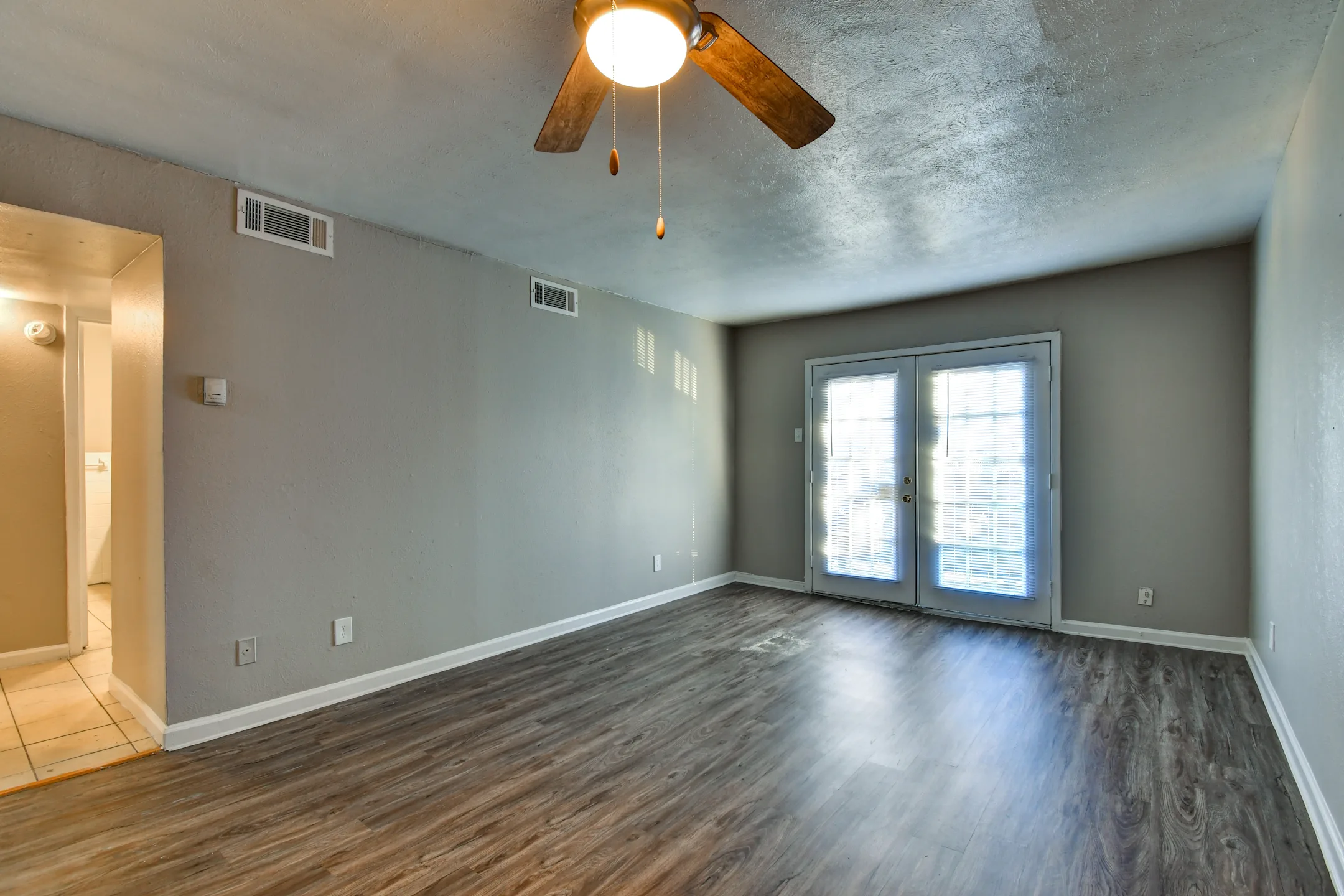 Living Room - Sunrise & Willowbend - Irving, TX