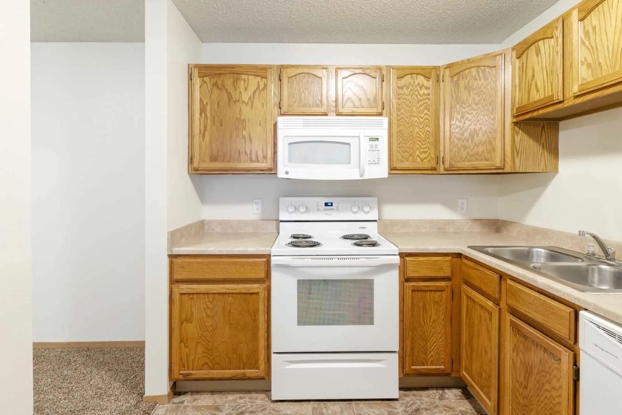 Kitchen - Westbrooke Apartments - West Des Moines, IA