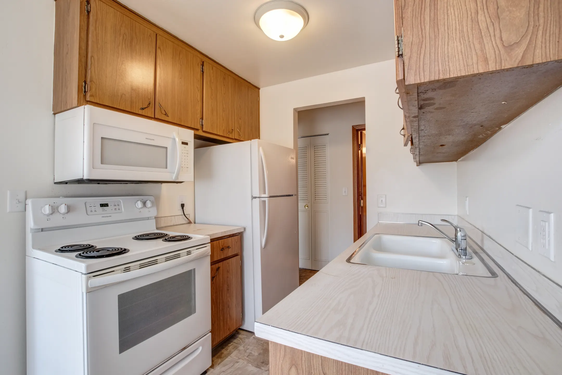 Kitchen - Sheraton Place Apartments - Saint Paul, MN