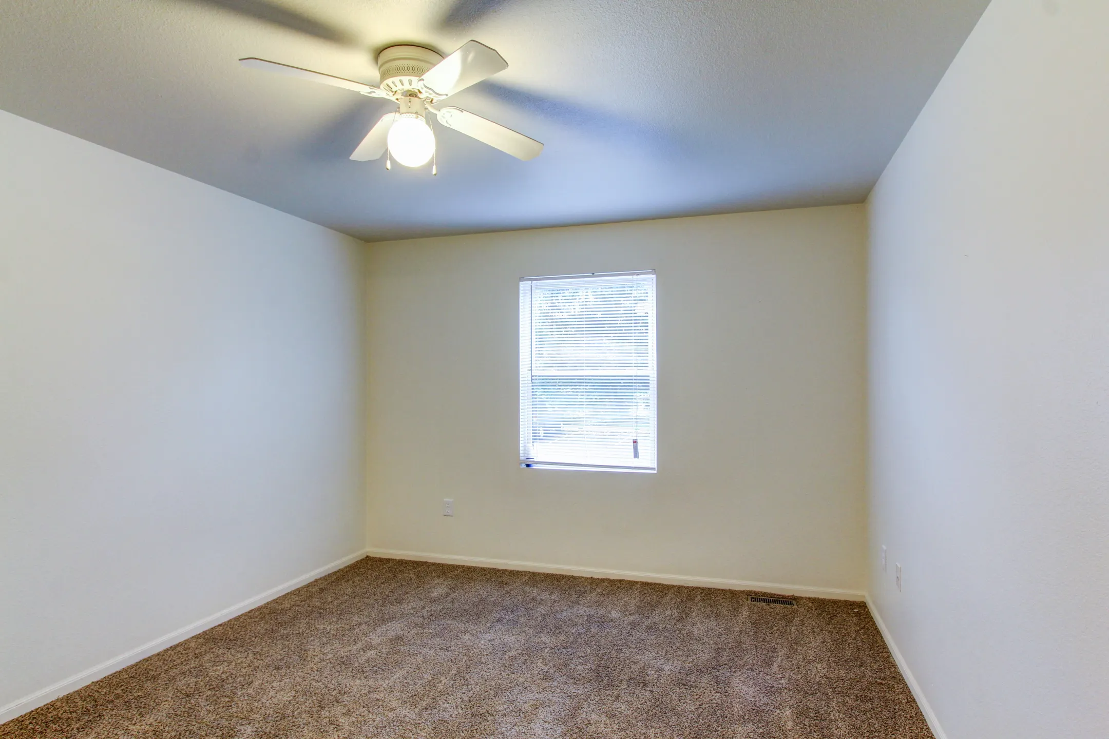 Crosscreeks Apartments and Townhomes Apartments Temperance, MI 48182