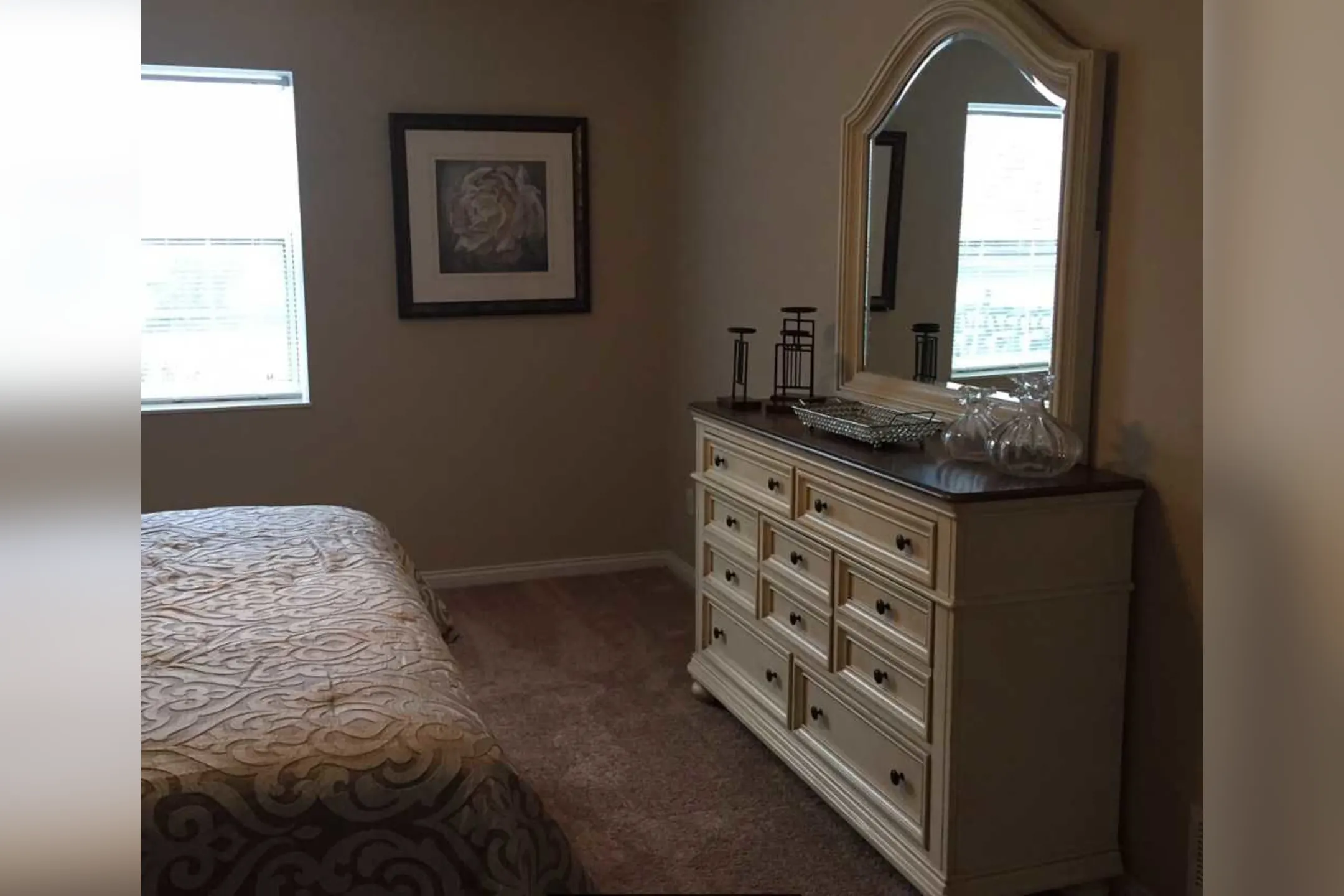 Bedroom - Hunter's Manor - Cleveland, OH