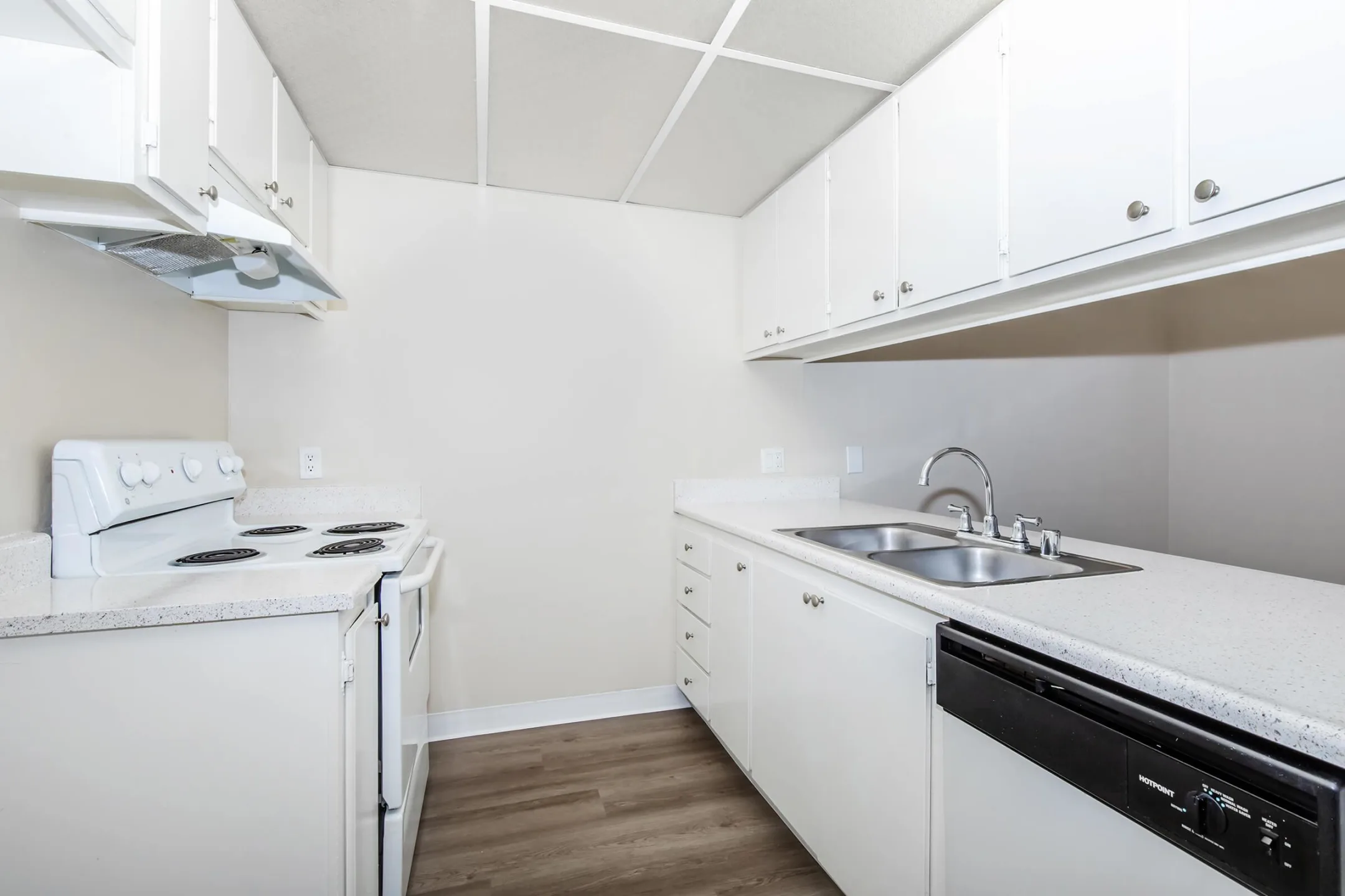 Kitchen - Wateridge Apartment Homes - Anaheim, CA