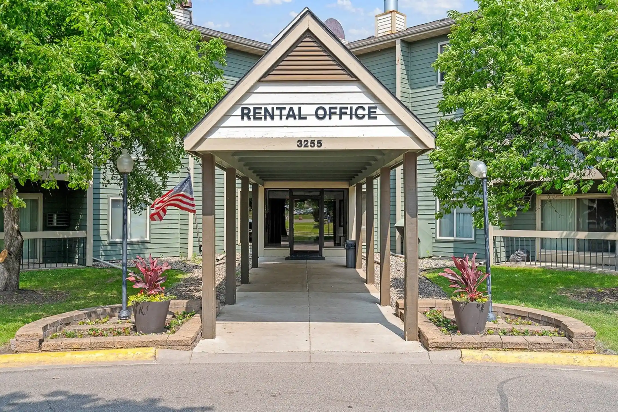 Woodridge Apartments 3255 Coachman Rd Eagan, MN Apartments for Rent