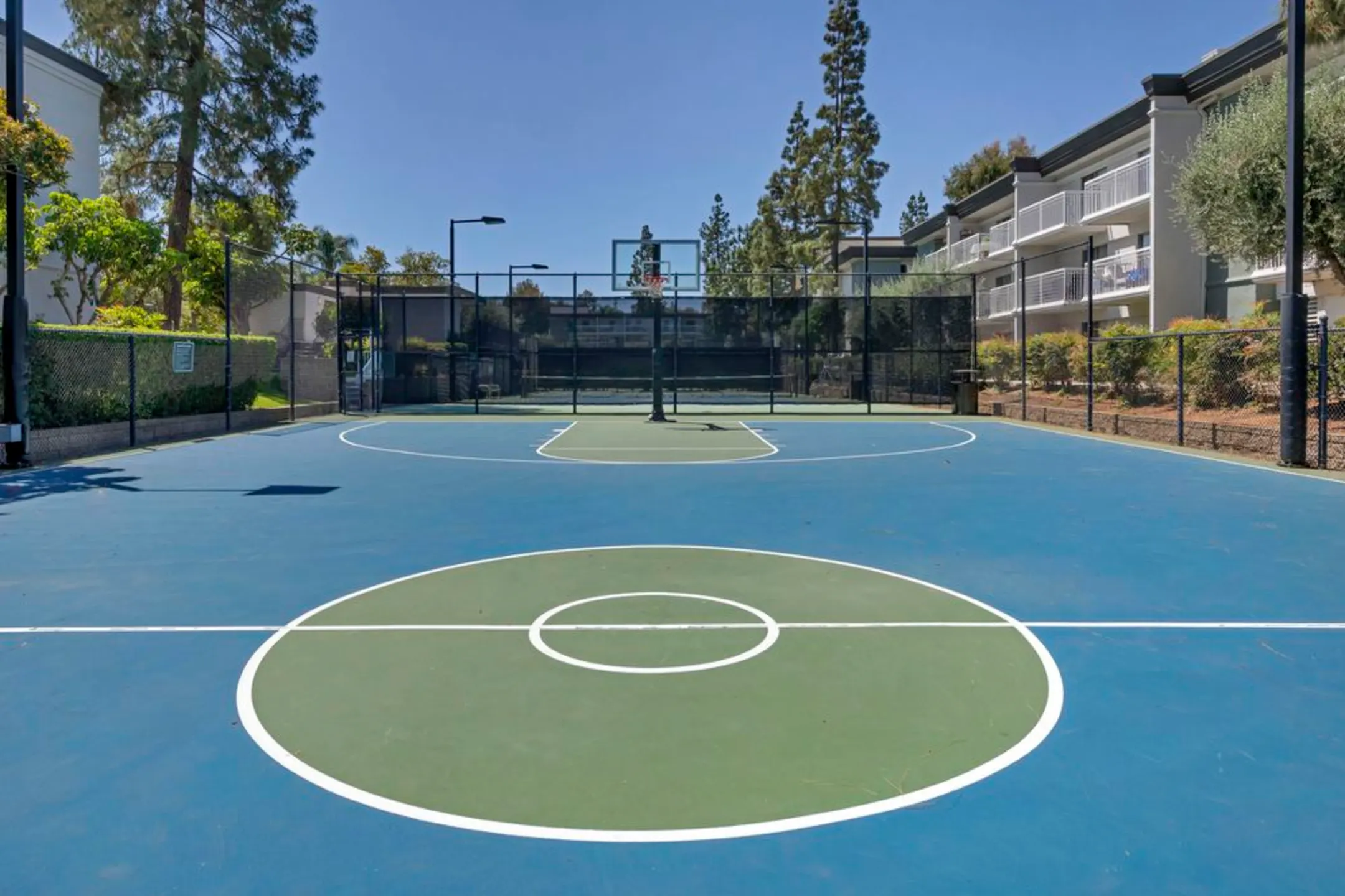 eaves Woodland Hills Apartments Woodland Hills, CA 91367