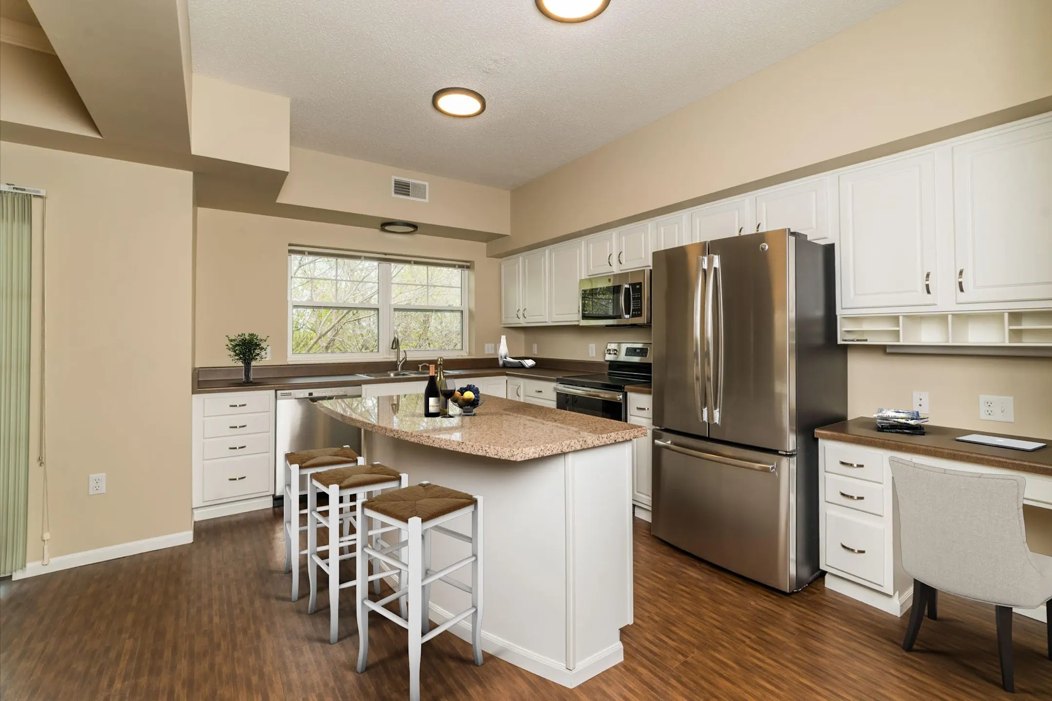 Lake Hazeltine Woods Apartments Chaska, MN 55318