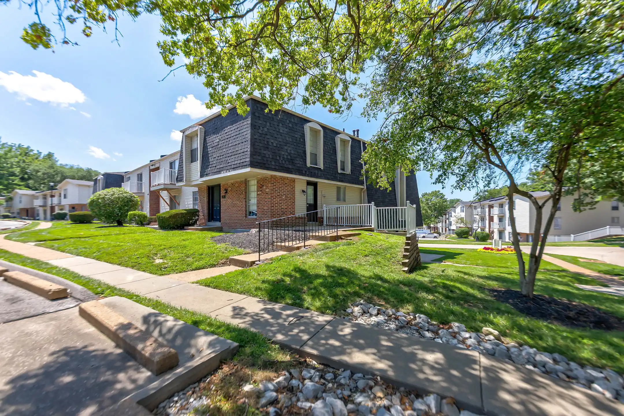 Whispering Lake Apartments Florissant, MO 63033