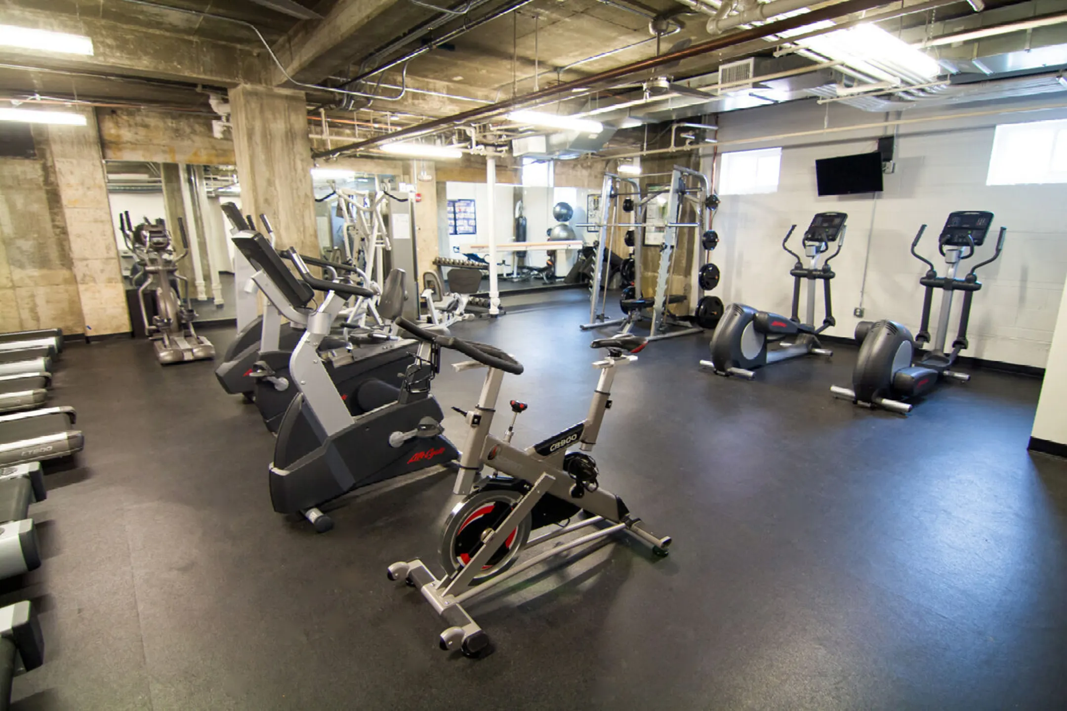 Fitness Weight Room - Plaza Club City Apartments - Kansas City, MO