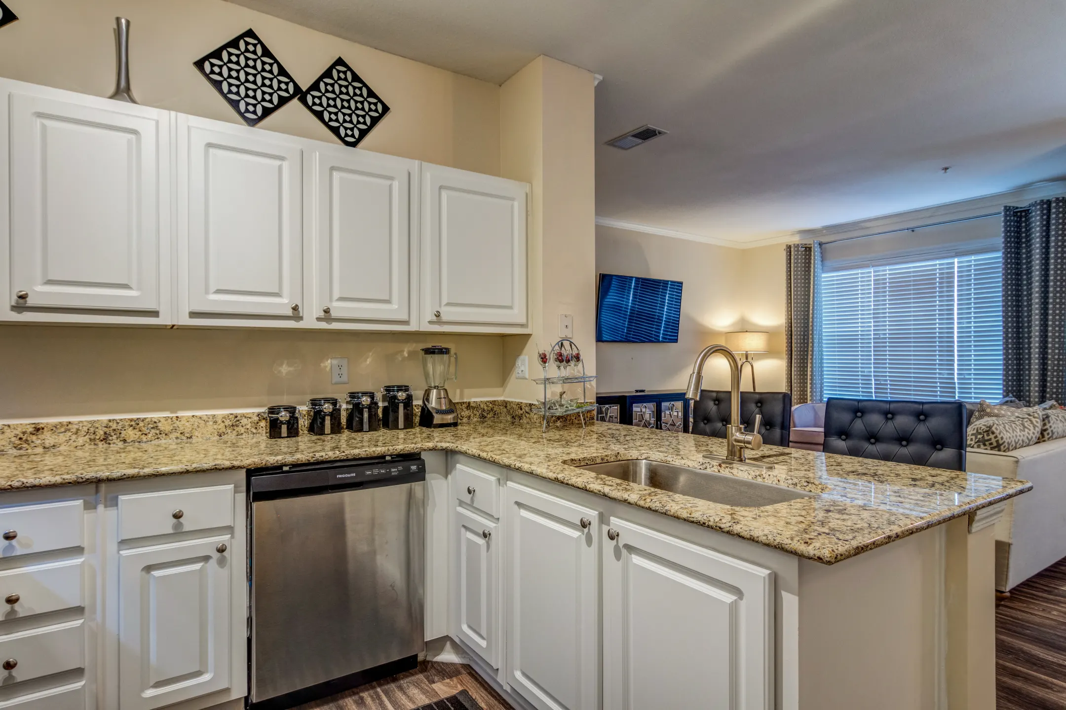 Kitchen - Manchester Place Apartments - Lithia Springs, GA
