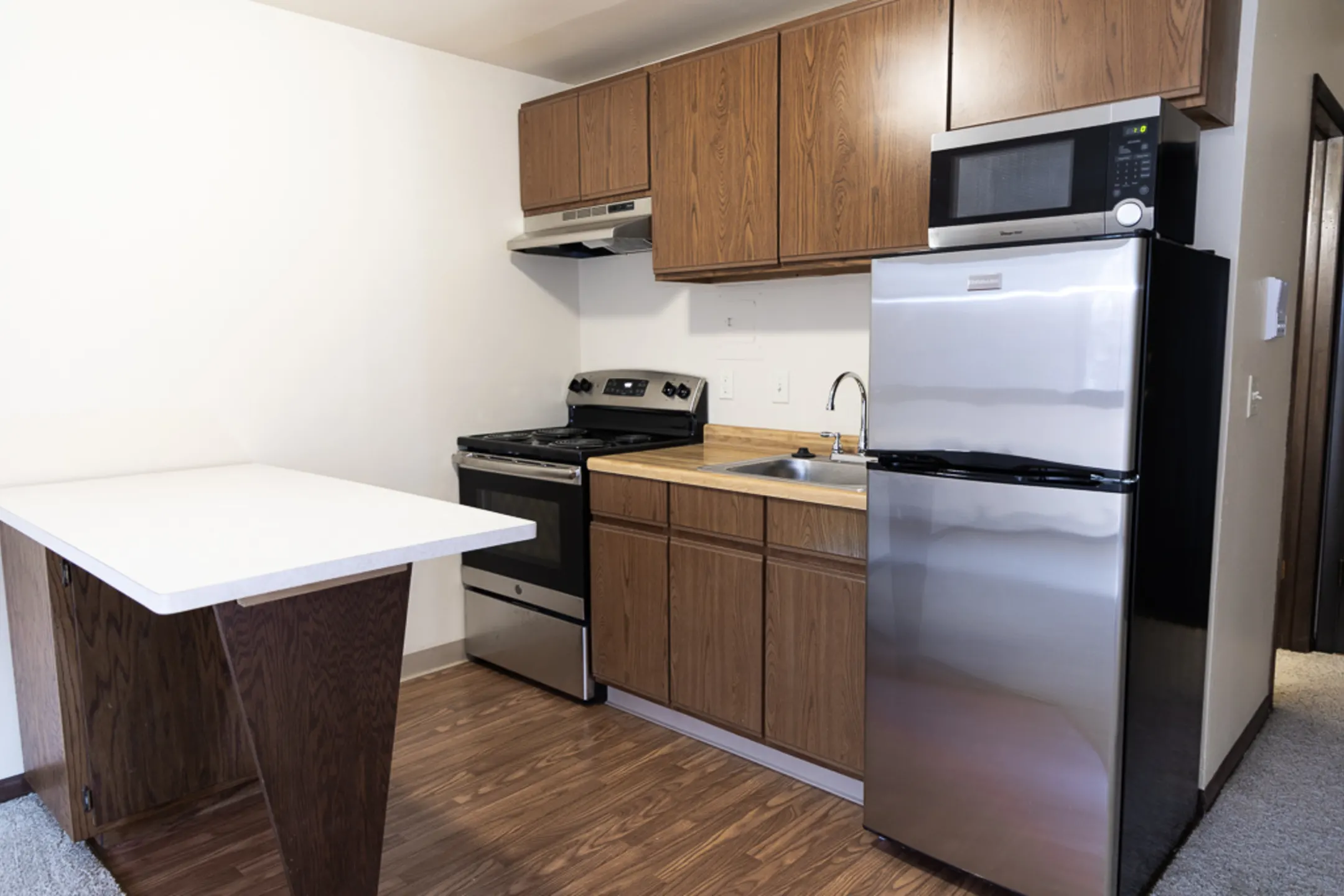 Kitchen - Courtyard Apartments - Madison, WI