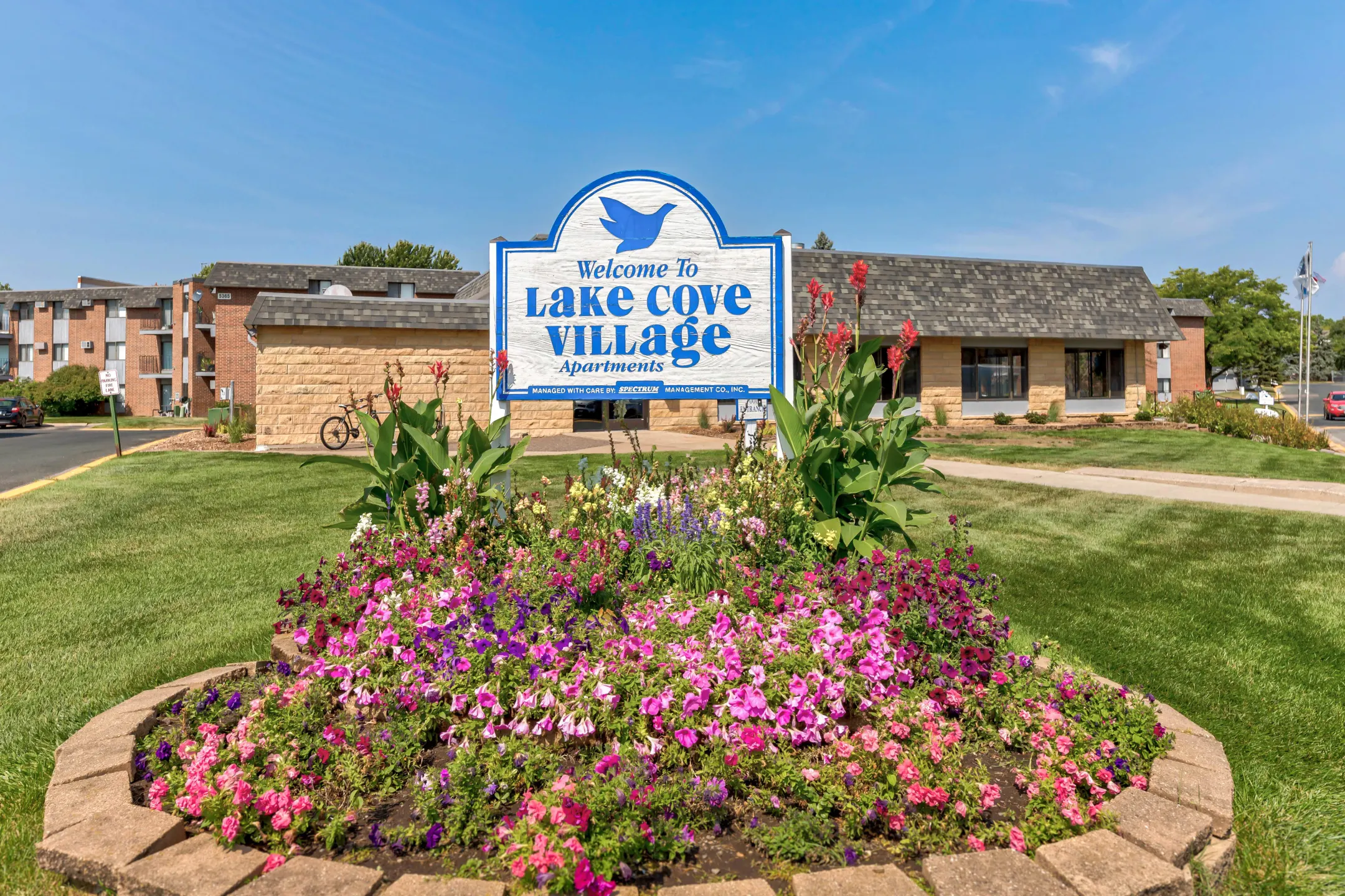 Lake Cove Village Apartments - Inver Grove Heights, MN 55077