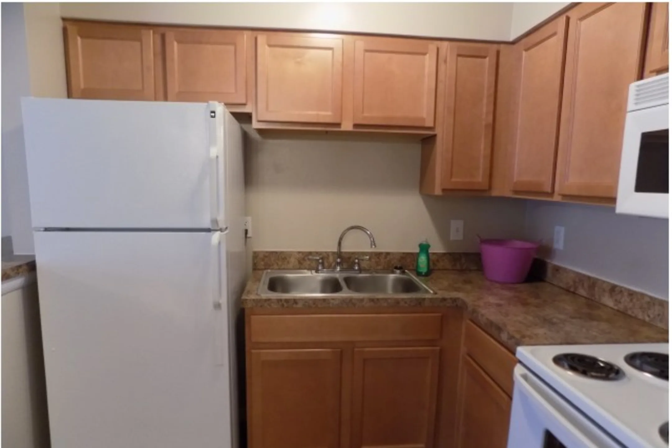 Kitchen - Shady Tree Apartments - Evansville, IN
