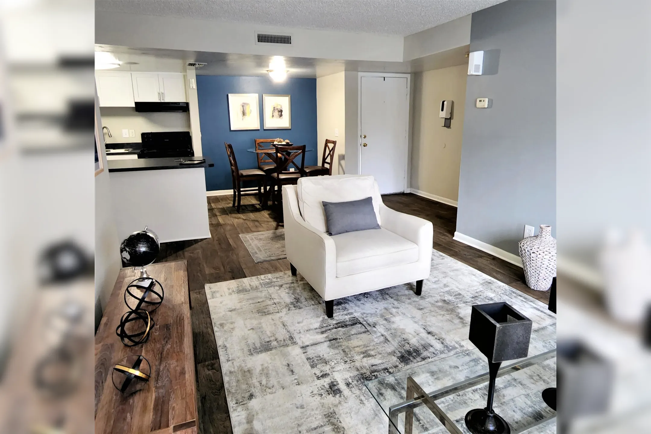 Living Room - Laurel Oaks Apartments - Temple Terrace, FL