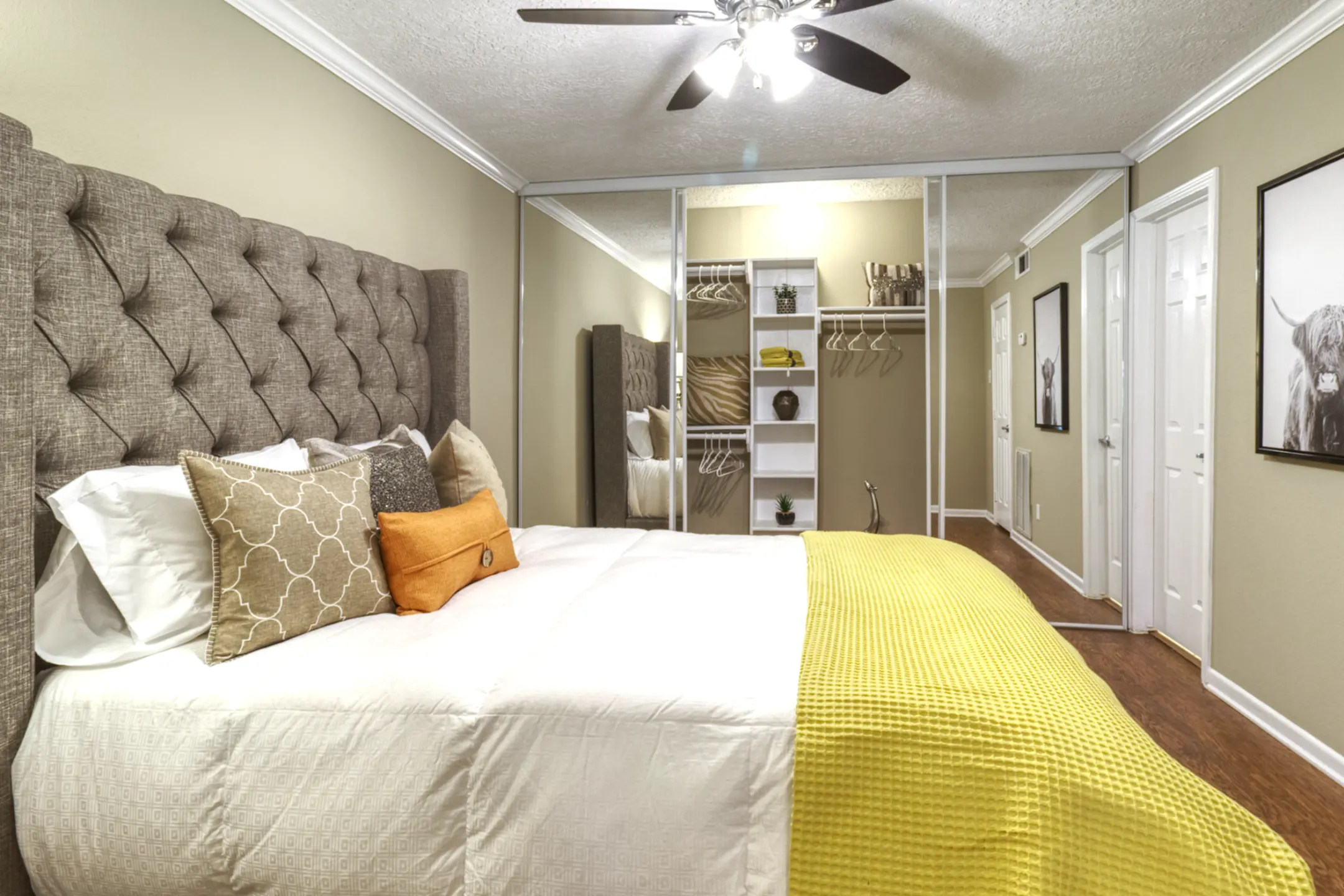 Bedroom - Galleria Oaks Apartments - Houston, TX