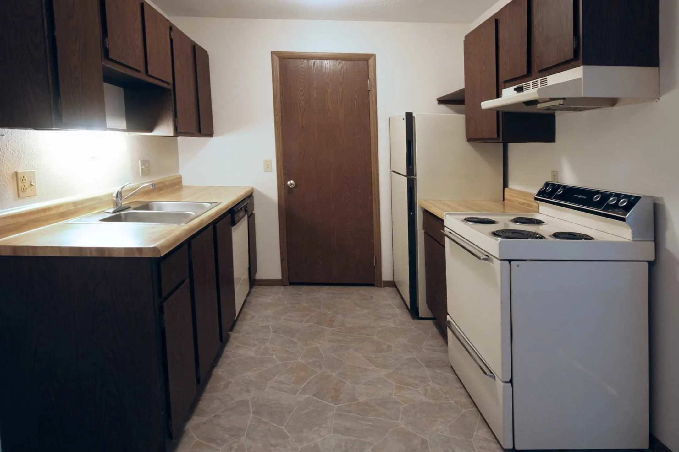 Kitchen - Heathbriar Apartments - Toledo, OH