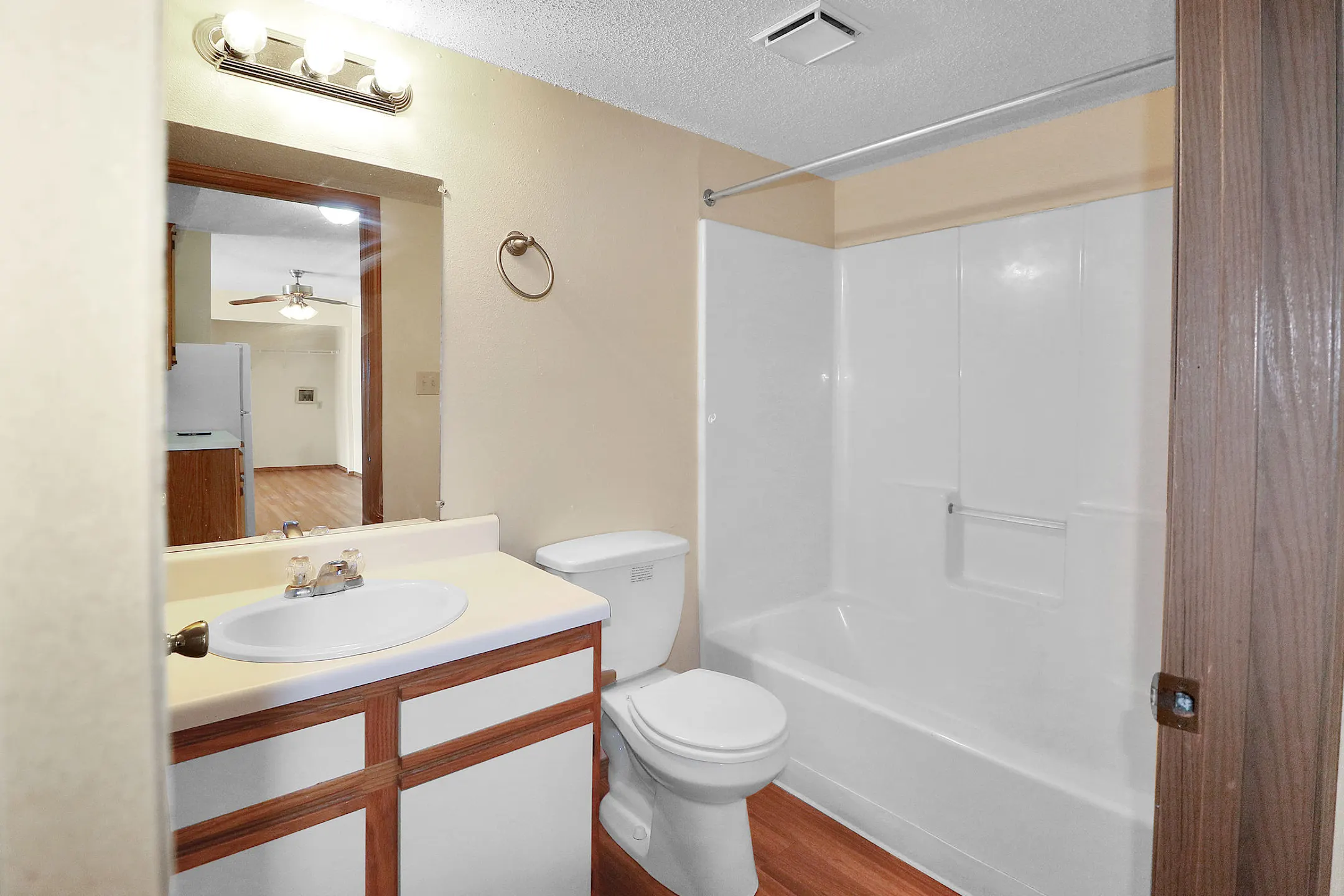 Bathroom - Park Place Apartments - Springfield, MO