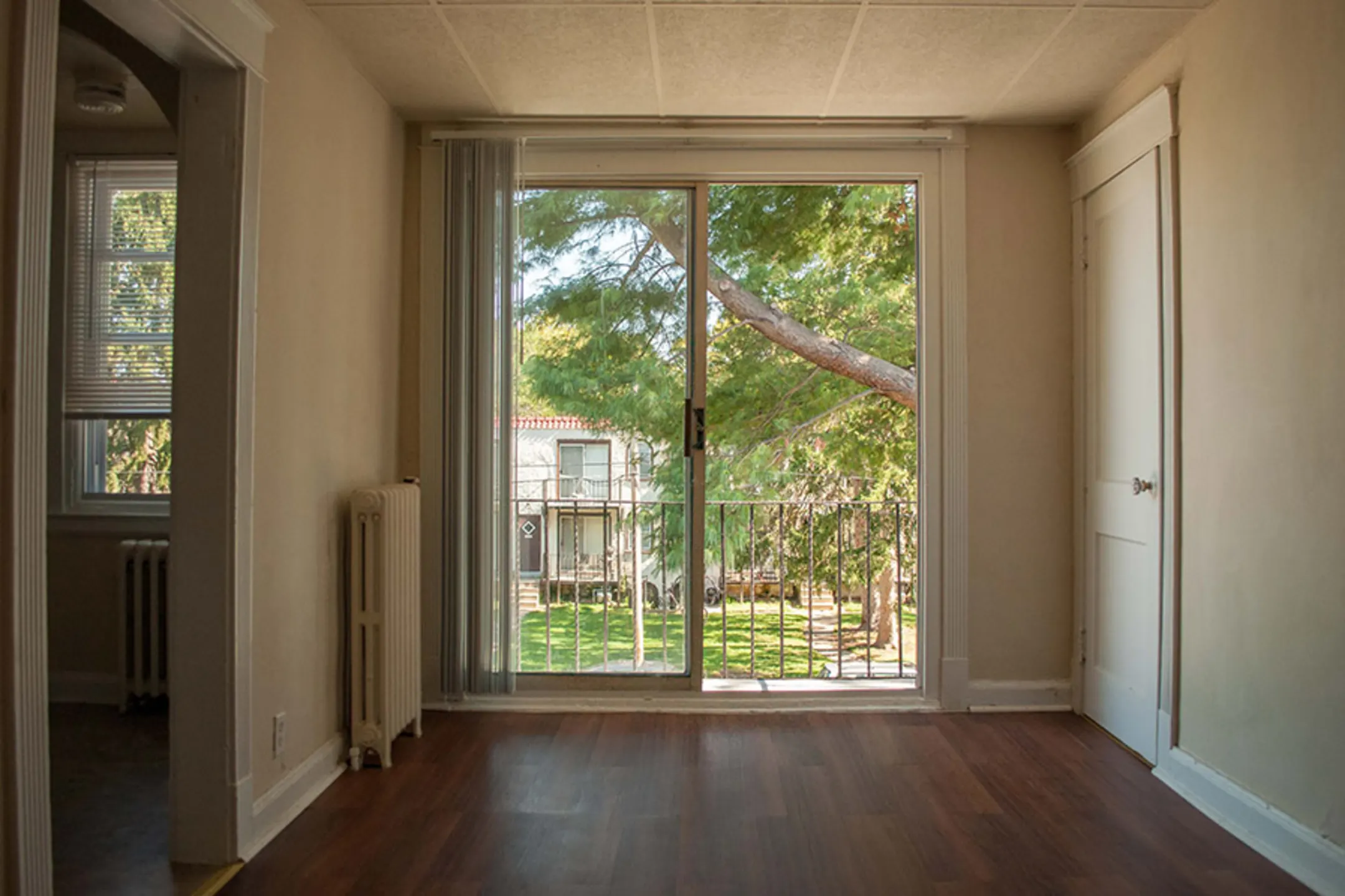 Living Room - Lansdowne Meadows - Upper Darby, PA