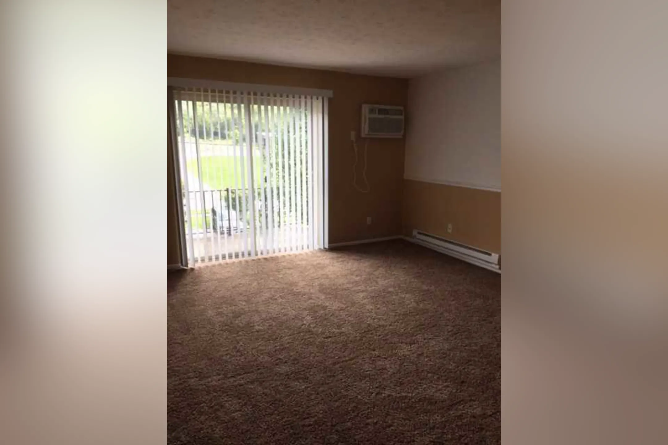 Living Room - Harbor View Apartments - Addyston, OH