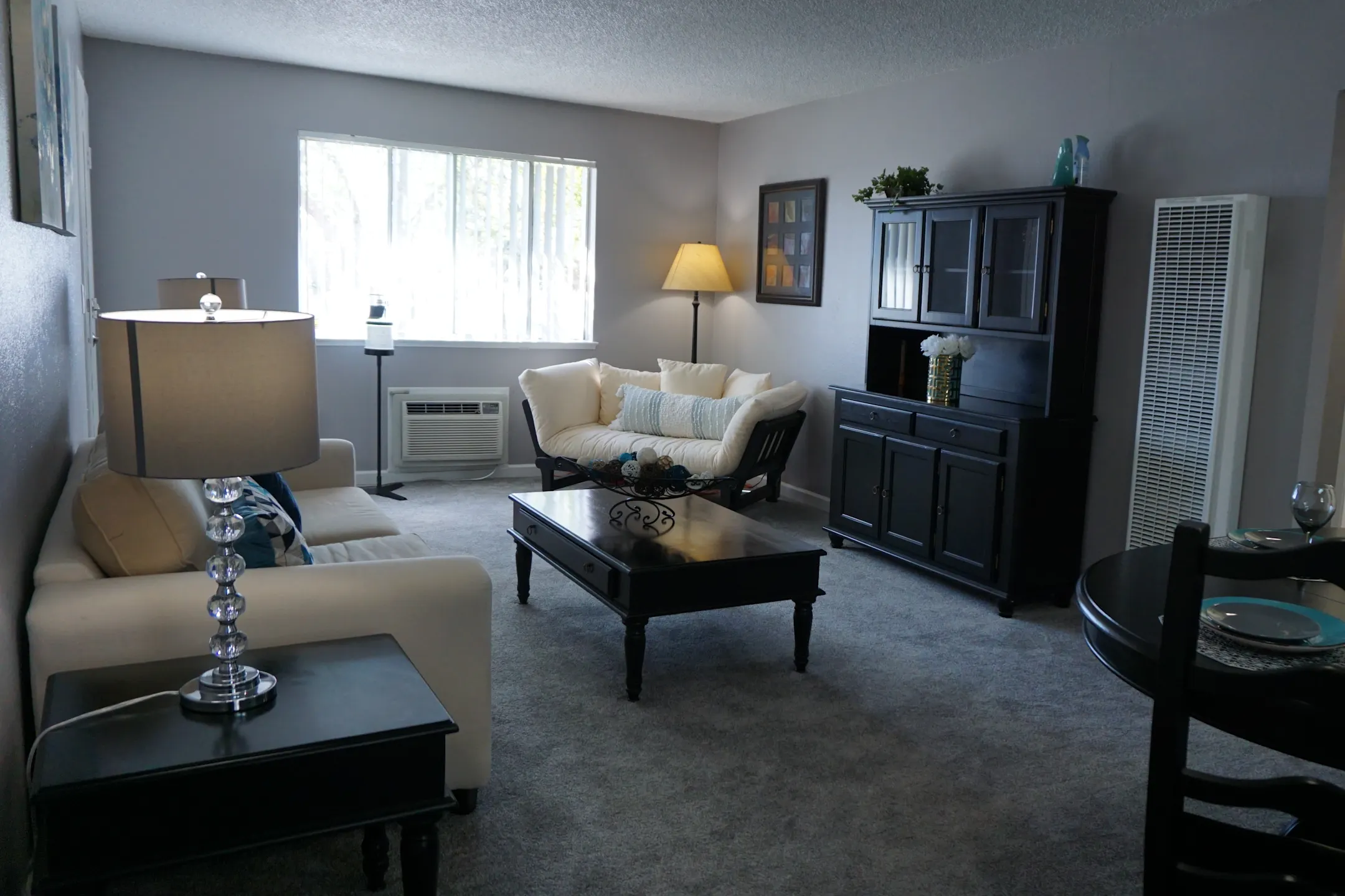 Living Room - Reno Vista Apartments - Reno, NV