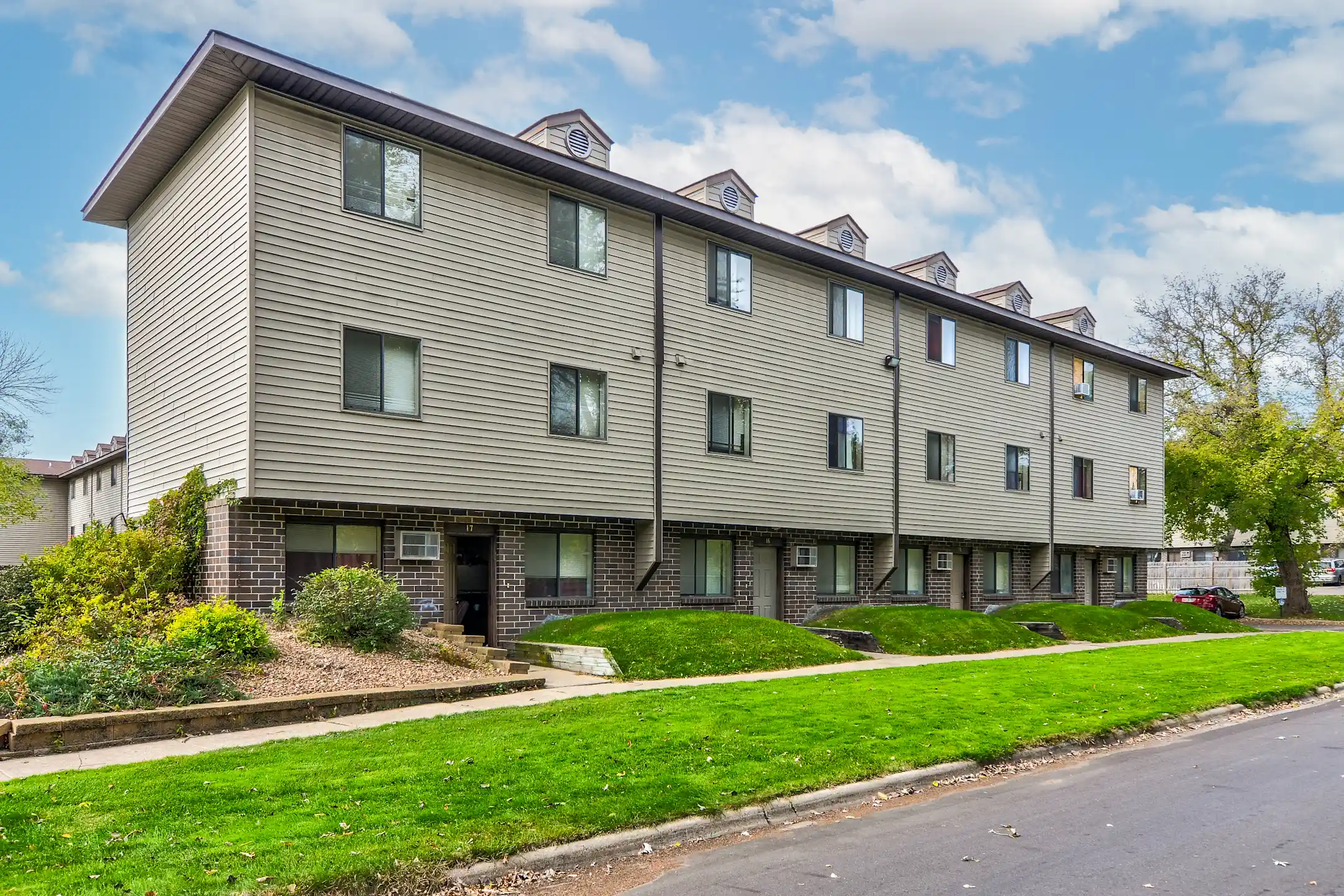 Wildwood Townhomes 1812 16th St SE Saint Cloud, MN Apartments for