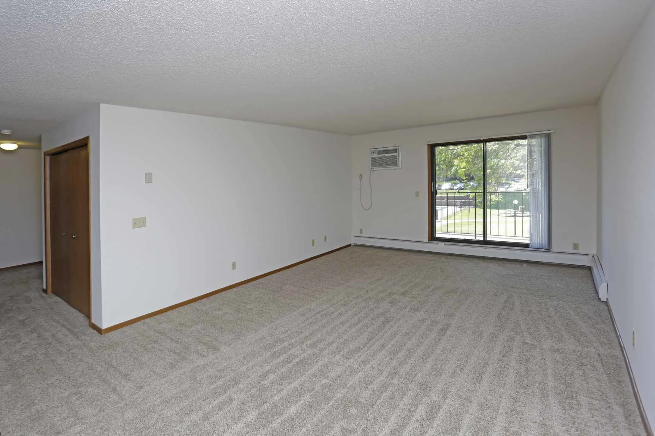 Living Room - Eagle Ridge Apartments - Maple Grove, MN
