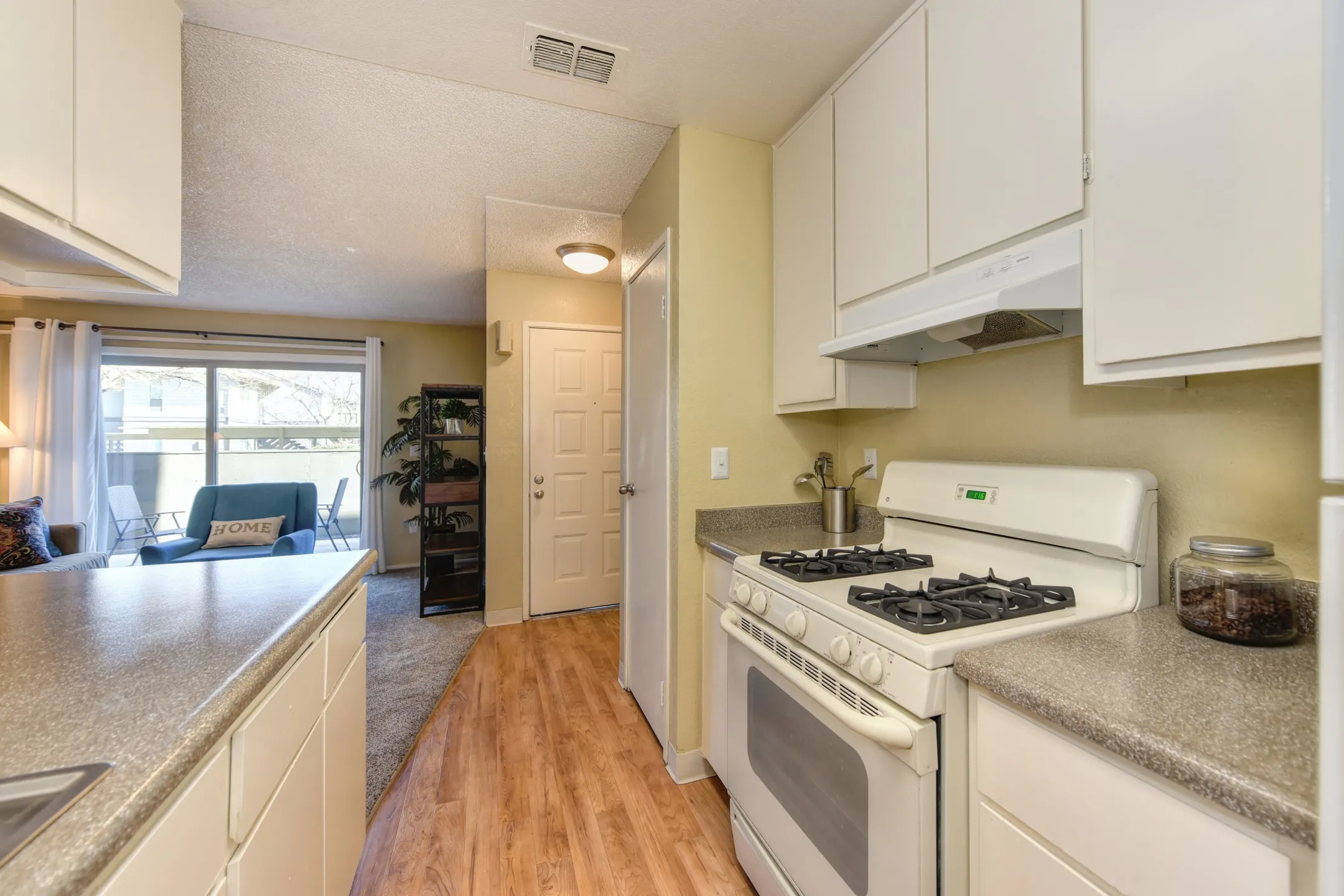 Kitchen - 3310 Apartment Homes - Sacramento, CA