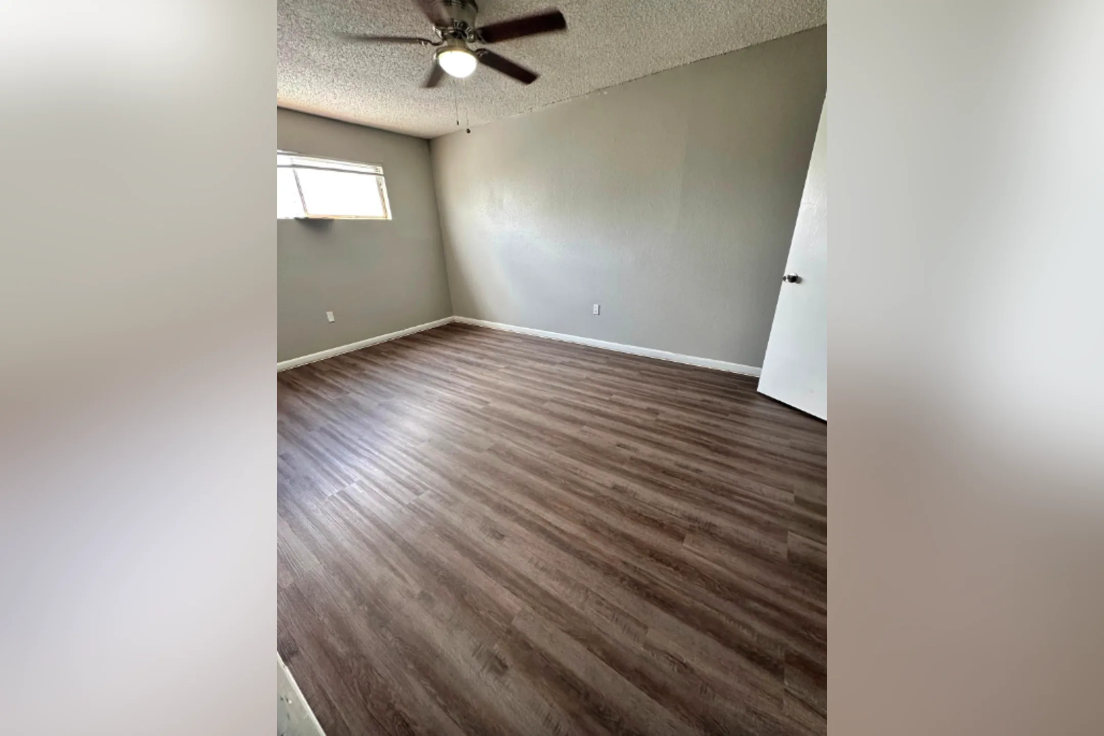Living Room - Oak Tree Apartments - San Antonio, TX