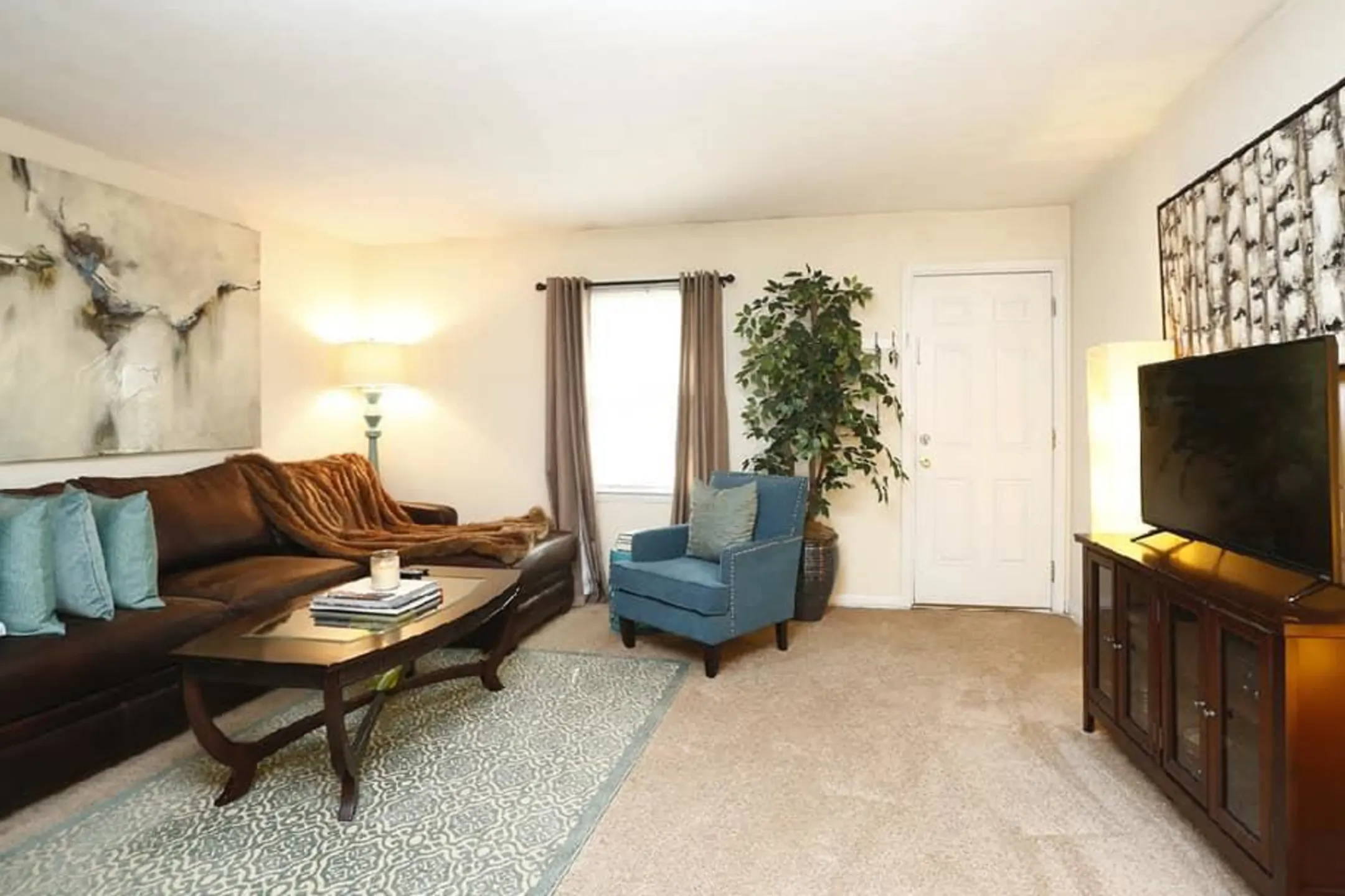 Living Room - Morganton Arms Apartments - Fayetteville, NC