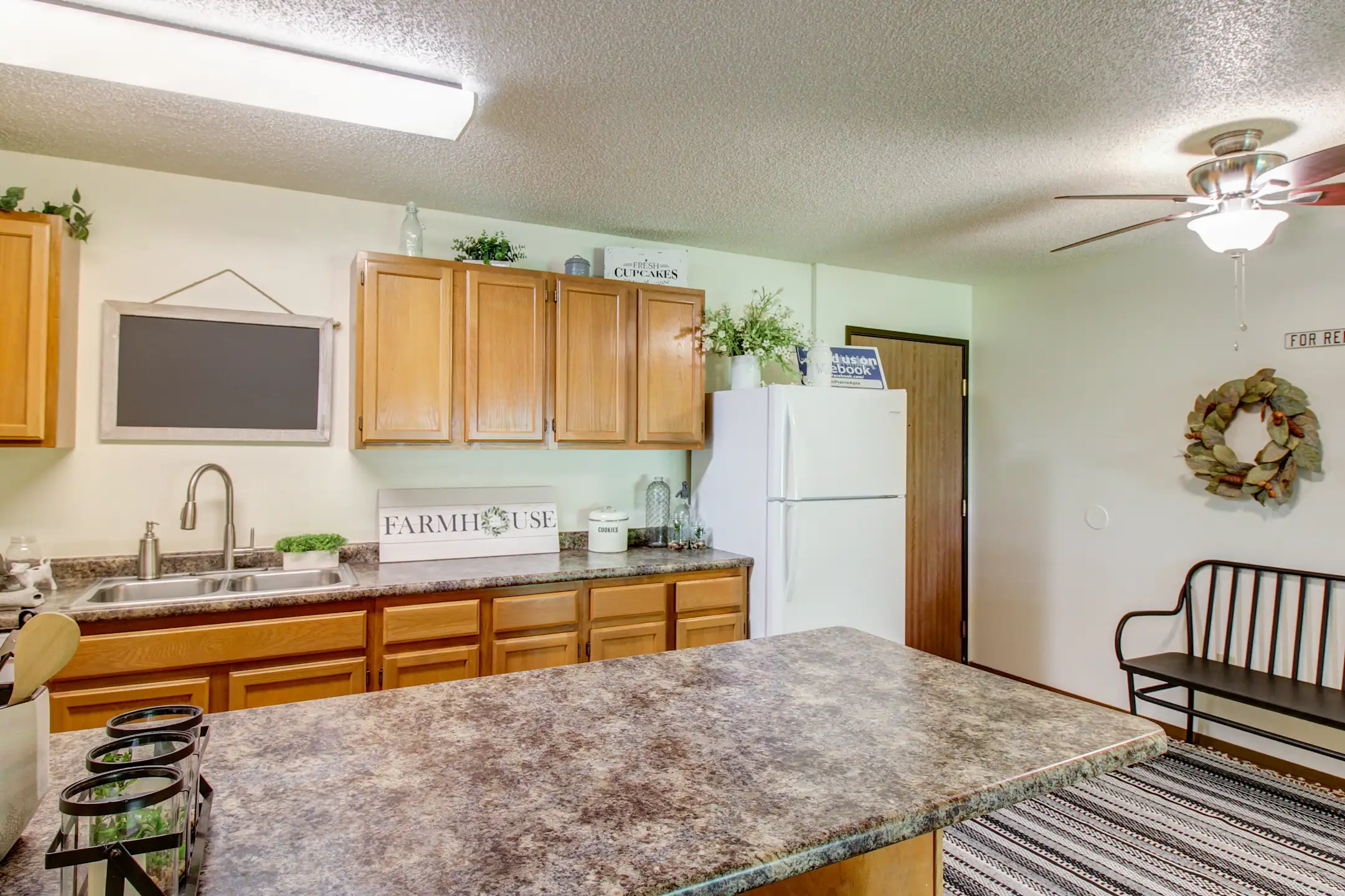 Kitchen - Sun Prairie Apartments - West Des Moines, IA