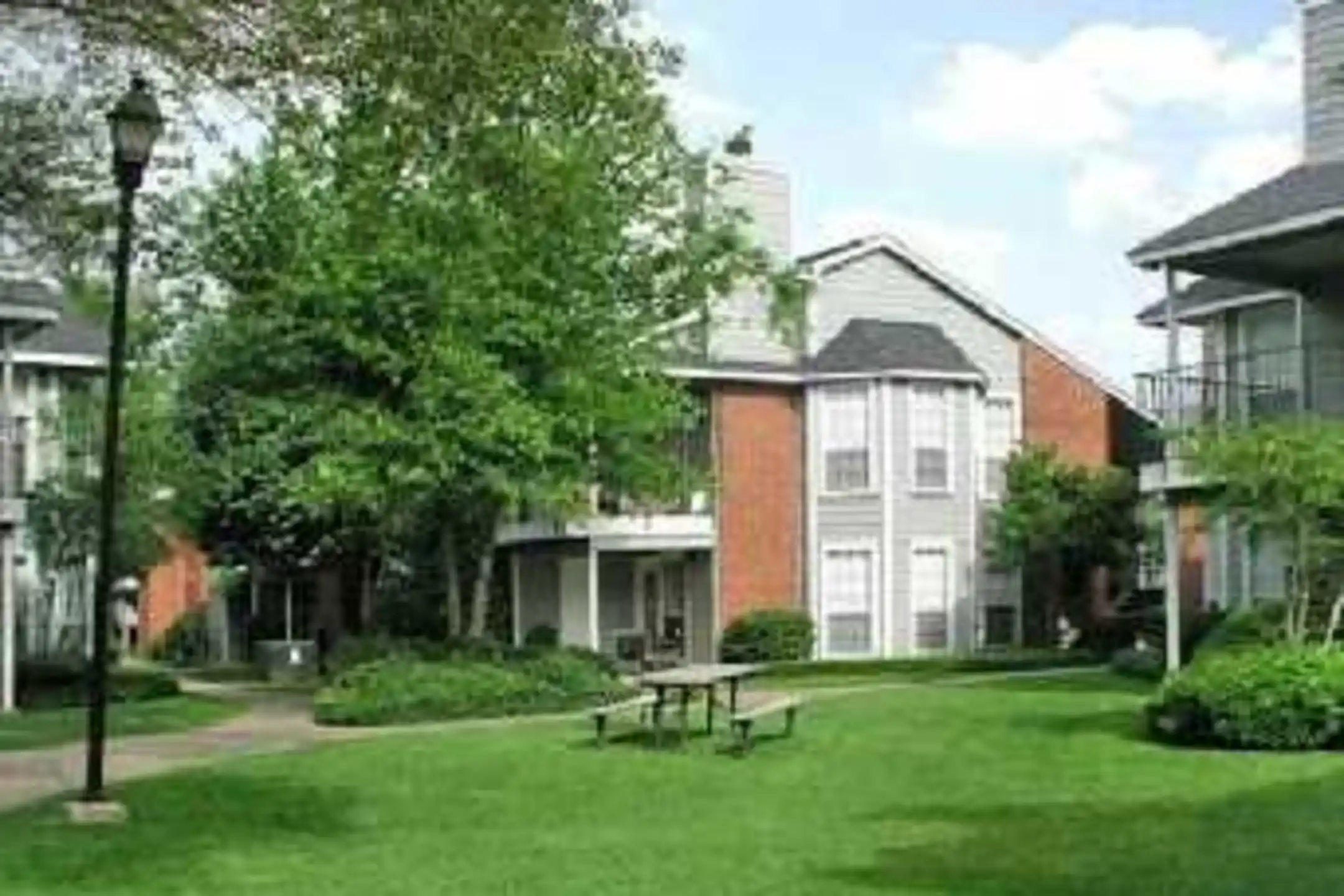 Courtyard - Tallow Wood Apartments - Bossier City, LA