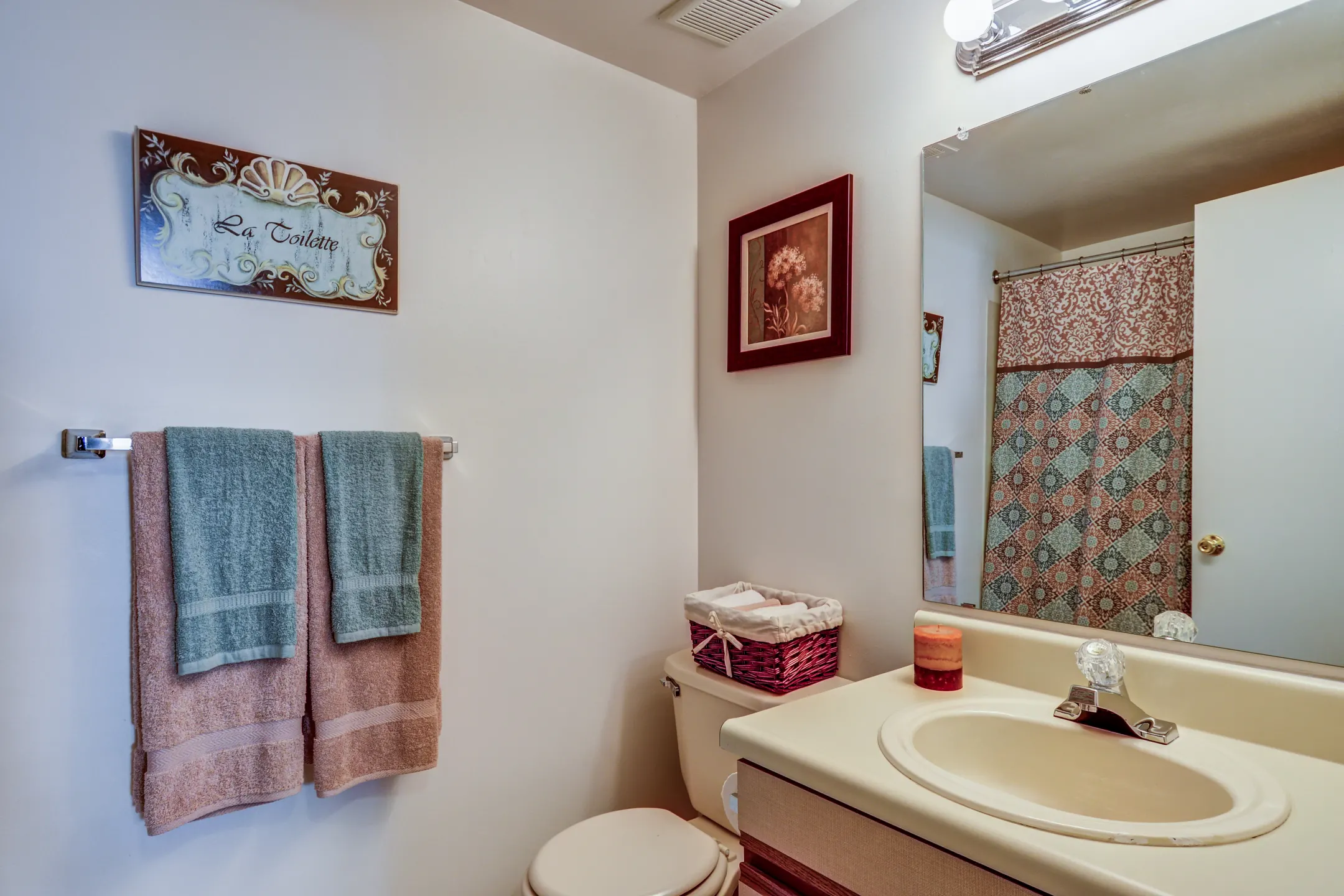 Bathroom - Valley Stream Village Apartments - Newark, DE