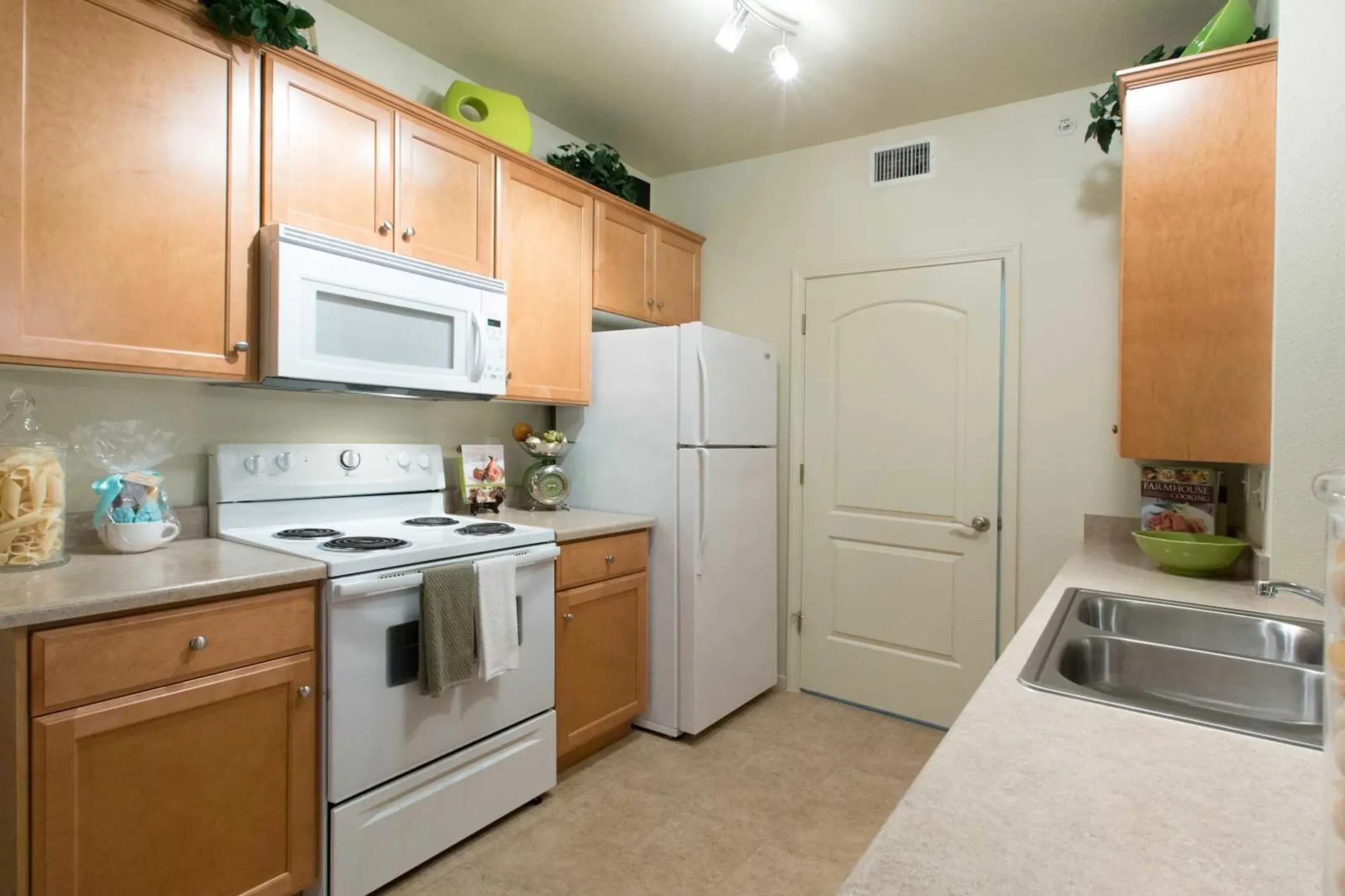 Kitchen - Palmilla Luxury Apartment Homes - Fresno, CA