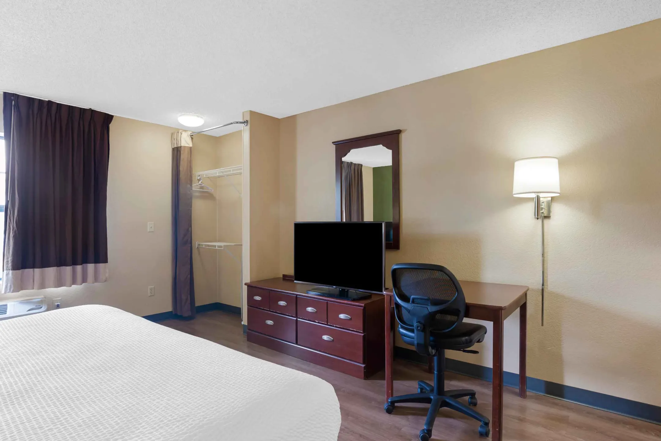 Bedroom - Furnished Studio - Houston - Med. Ctr. - Greenway Plaza - Houston, TX
