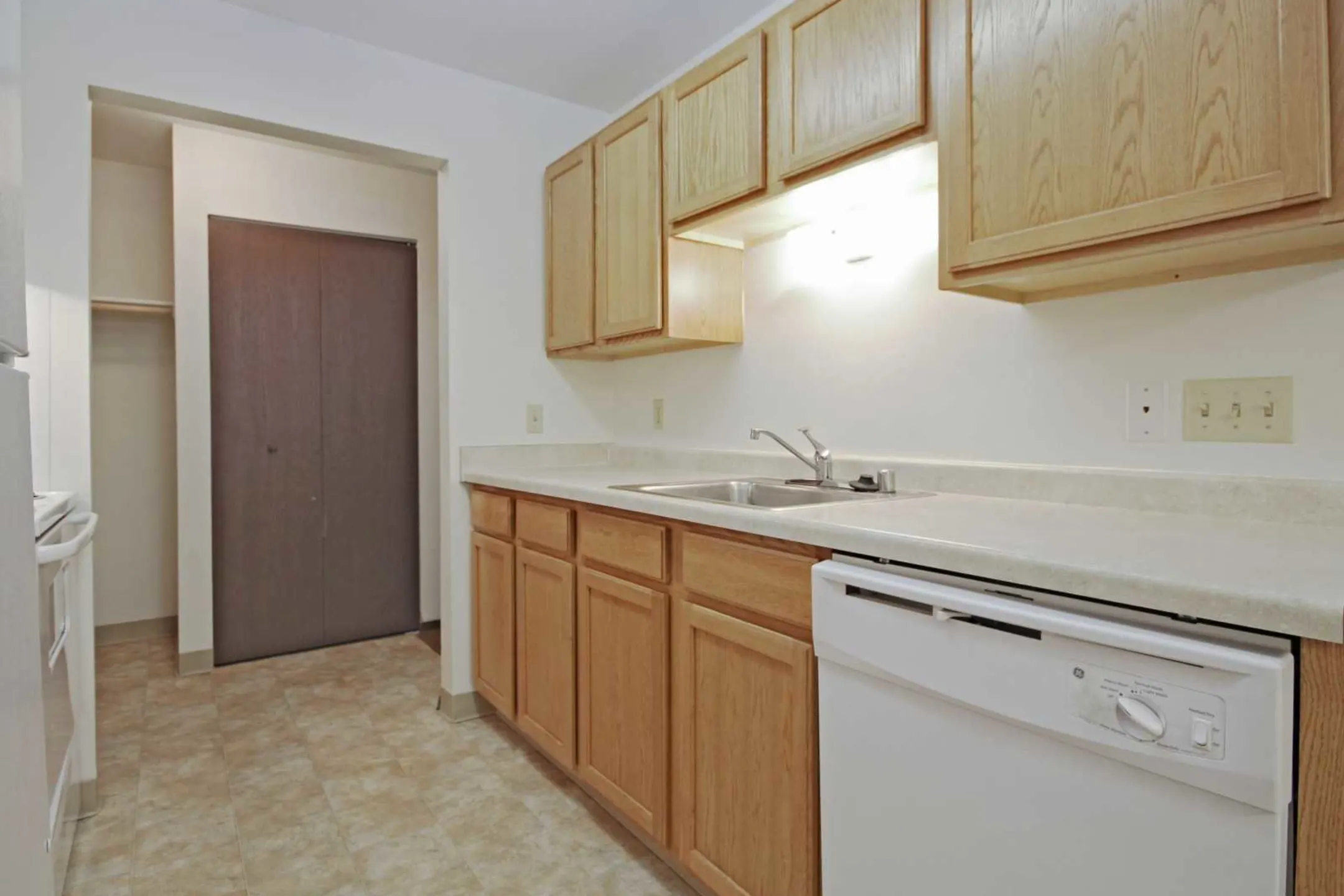 Kitchen - Riverwood Court Apartments - Milwaukee, WI
