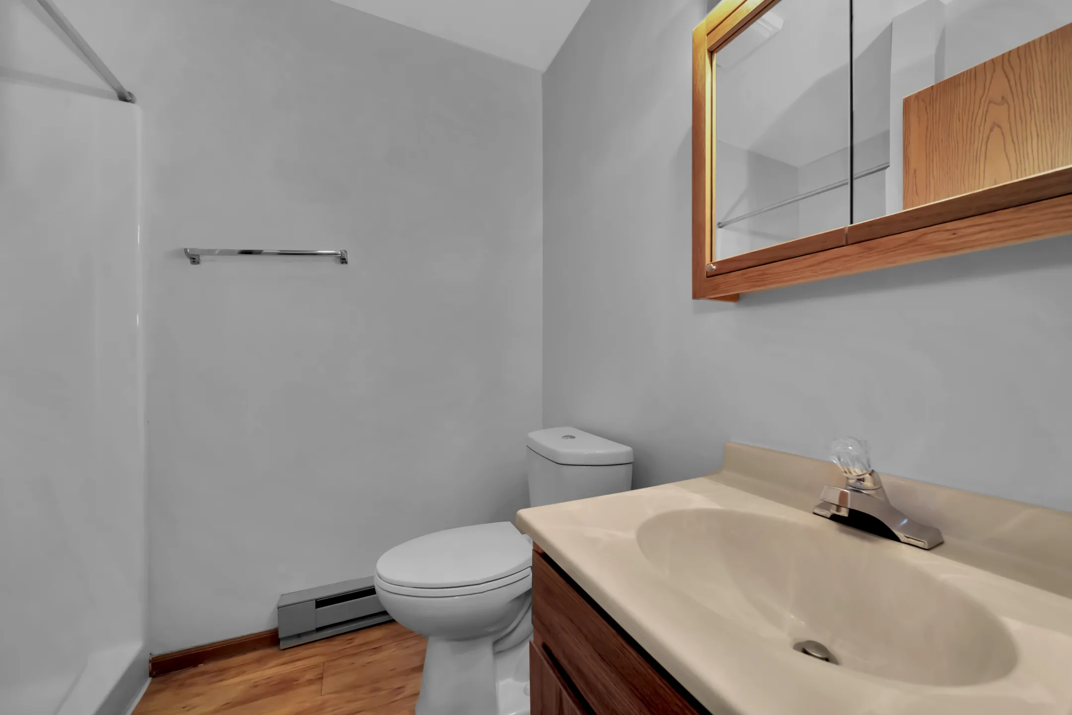Bathroom - Northfield Court - Harvard, IL
