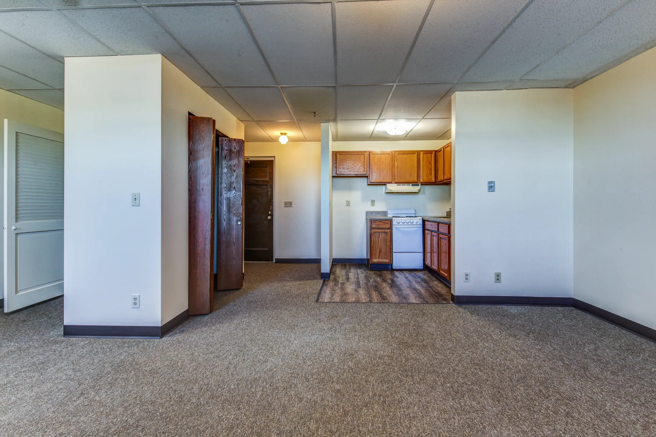 Faust Landmark Apartments - Rockford, IL 61104