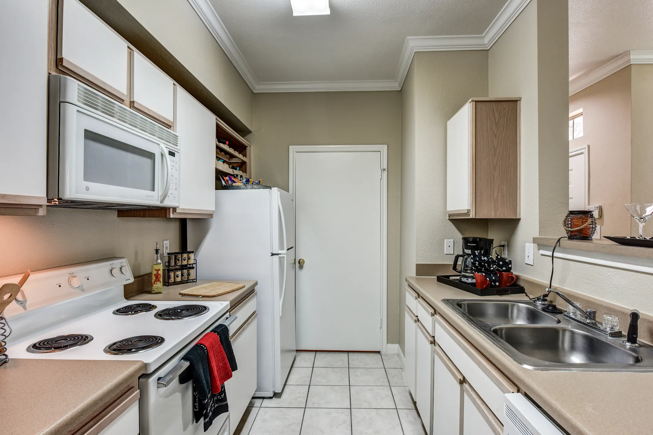 Kitchen - Saddle Brook Apartments - Waco, TX