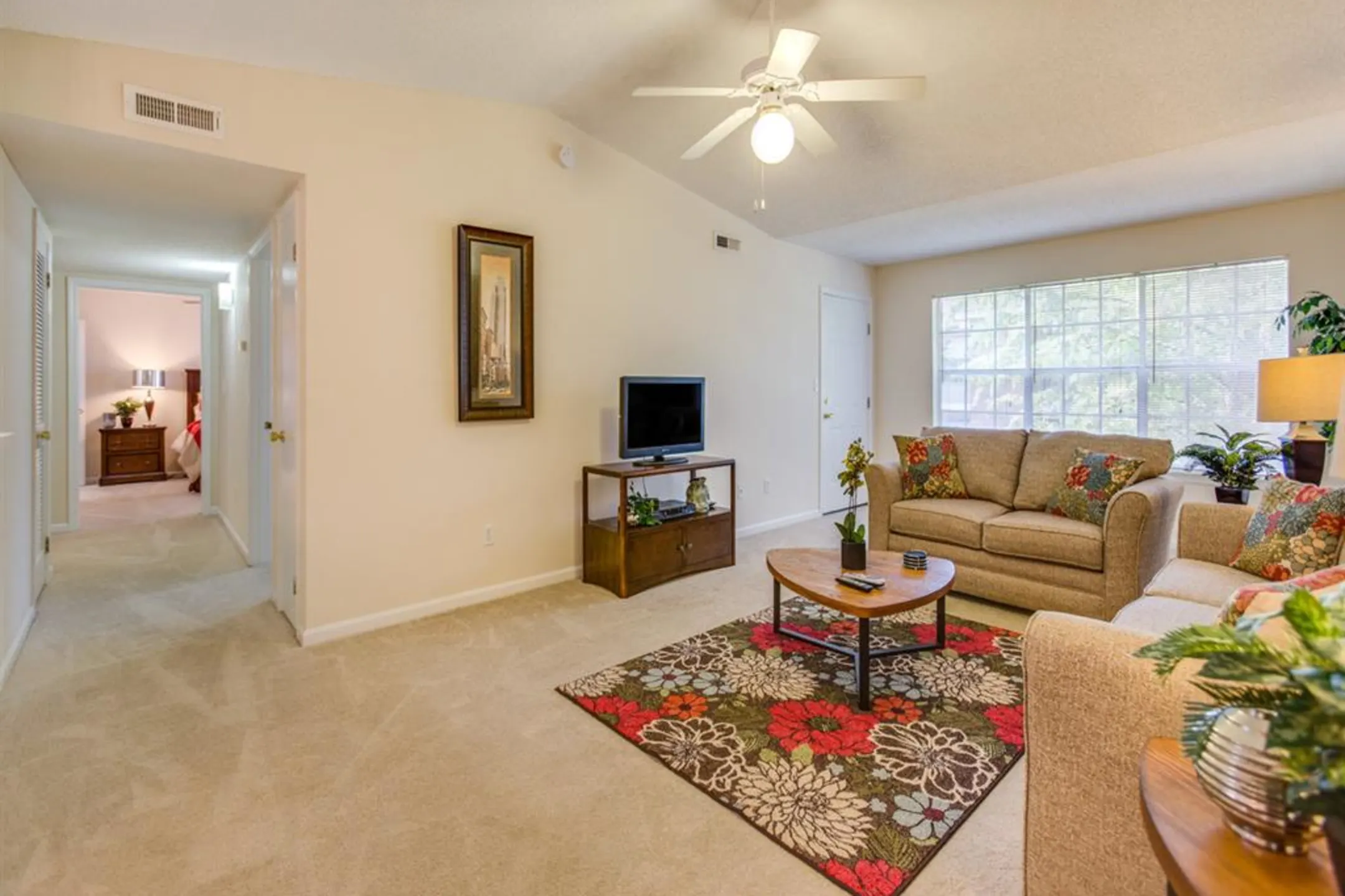 Living Room - Stone Creek Apartments - Tuscaloosa, AL