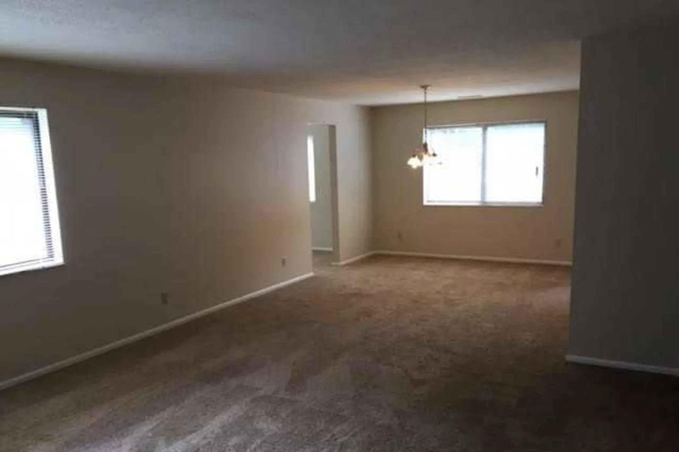 Living Room - Monticello Apartments & Townhomes - Youngstown, OH
