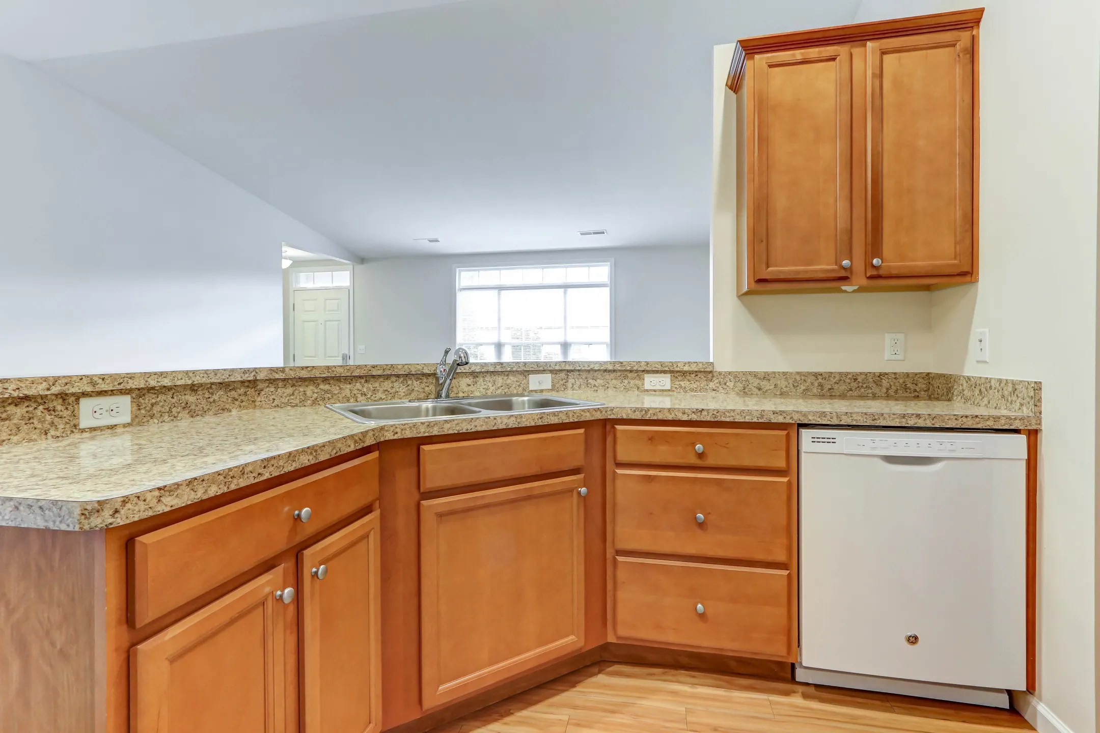 Kitchen - Pointe At Evans Lake - Youngstown, OH