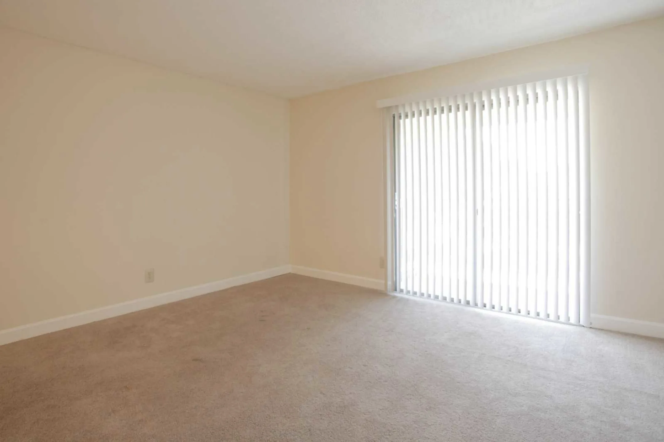 Living Room - Briargate Condominiums - Columbia, SC