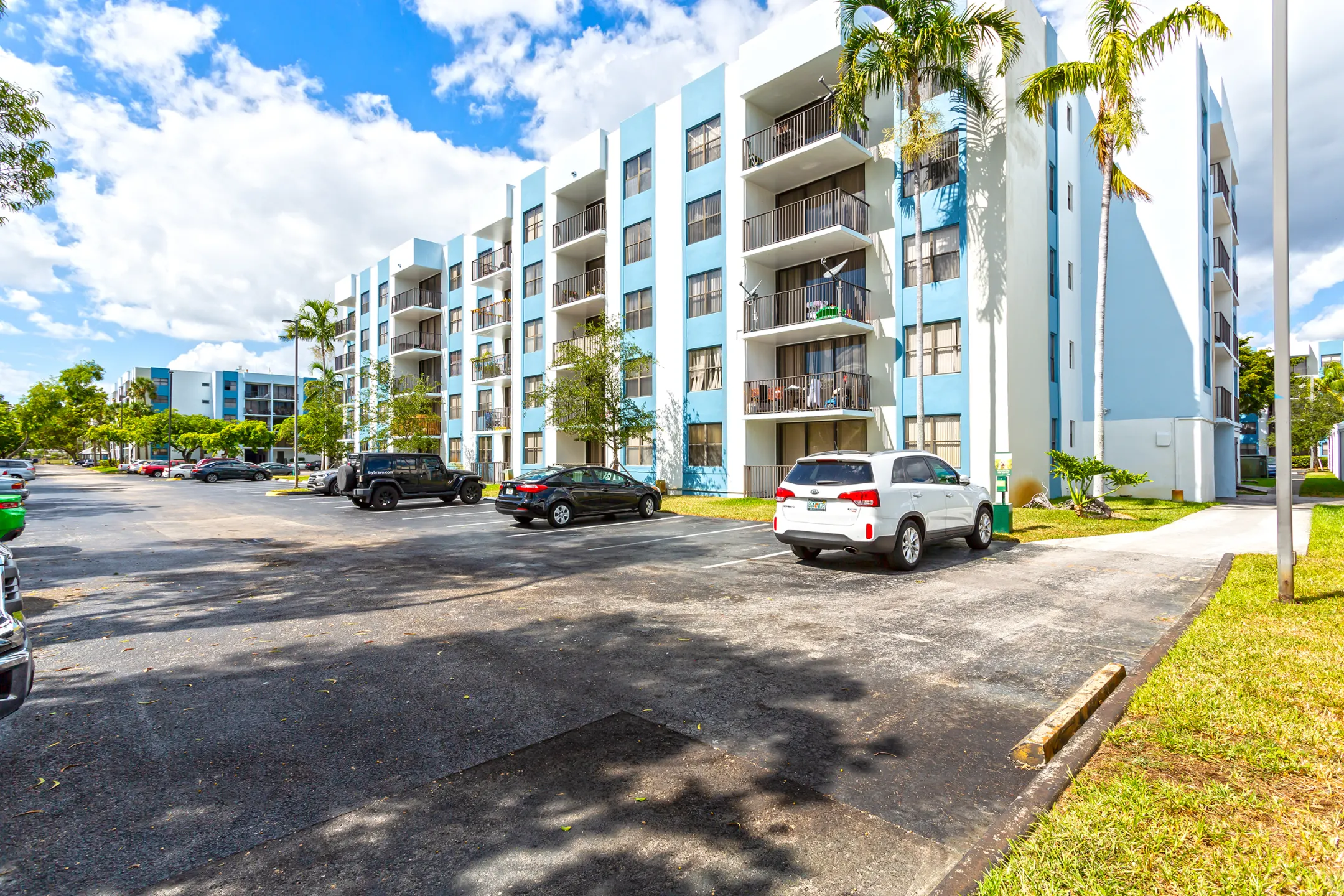 Building - Biscayne Apartments - North Miami, FL