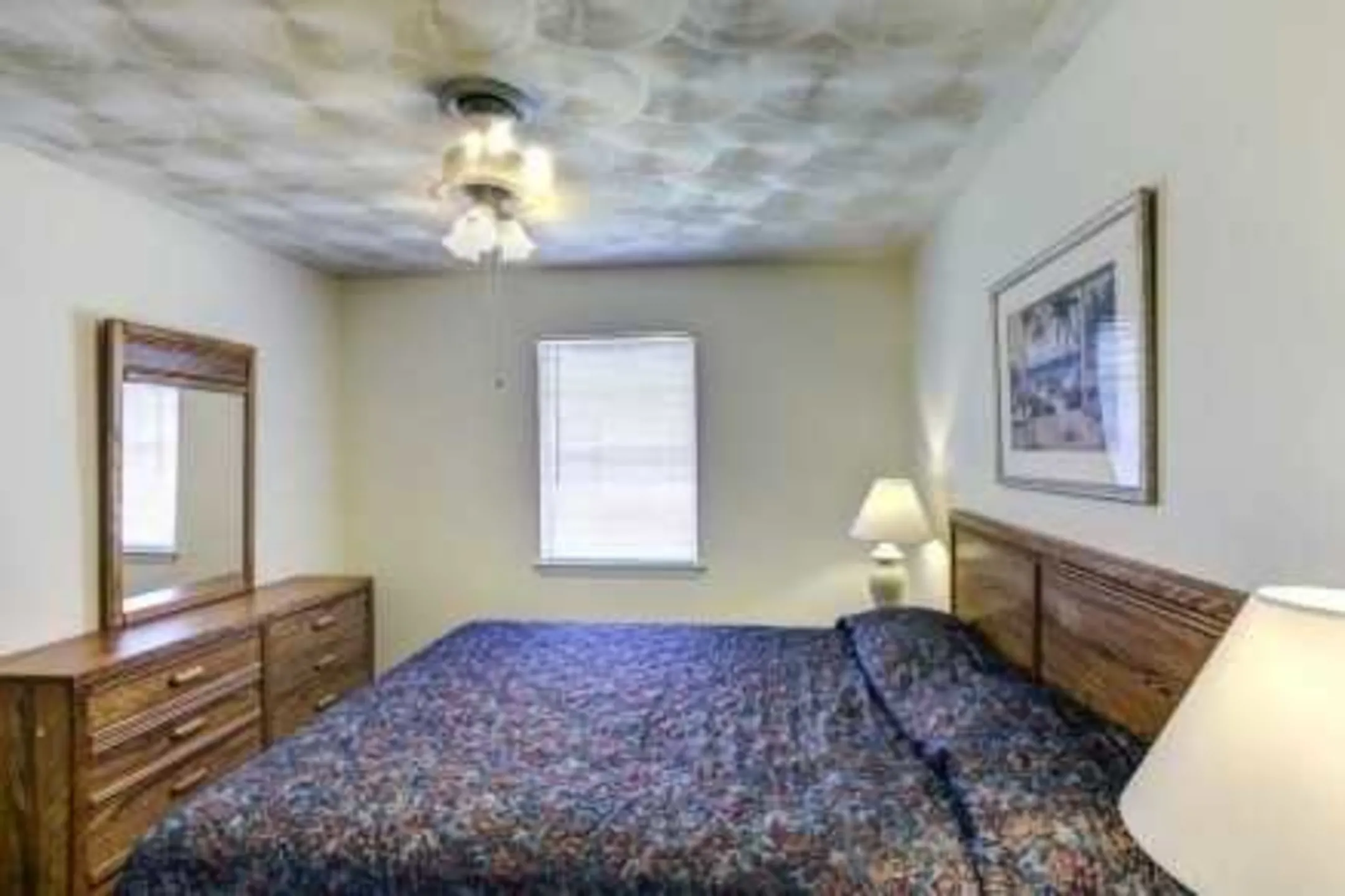 Bedroom - Oakwood Crest Furnished Apartments - Euless, TX
