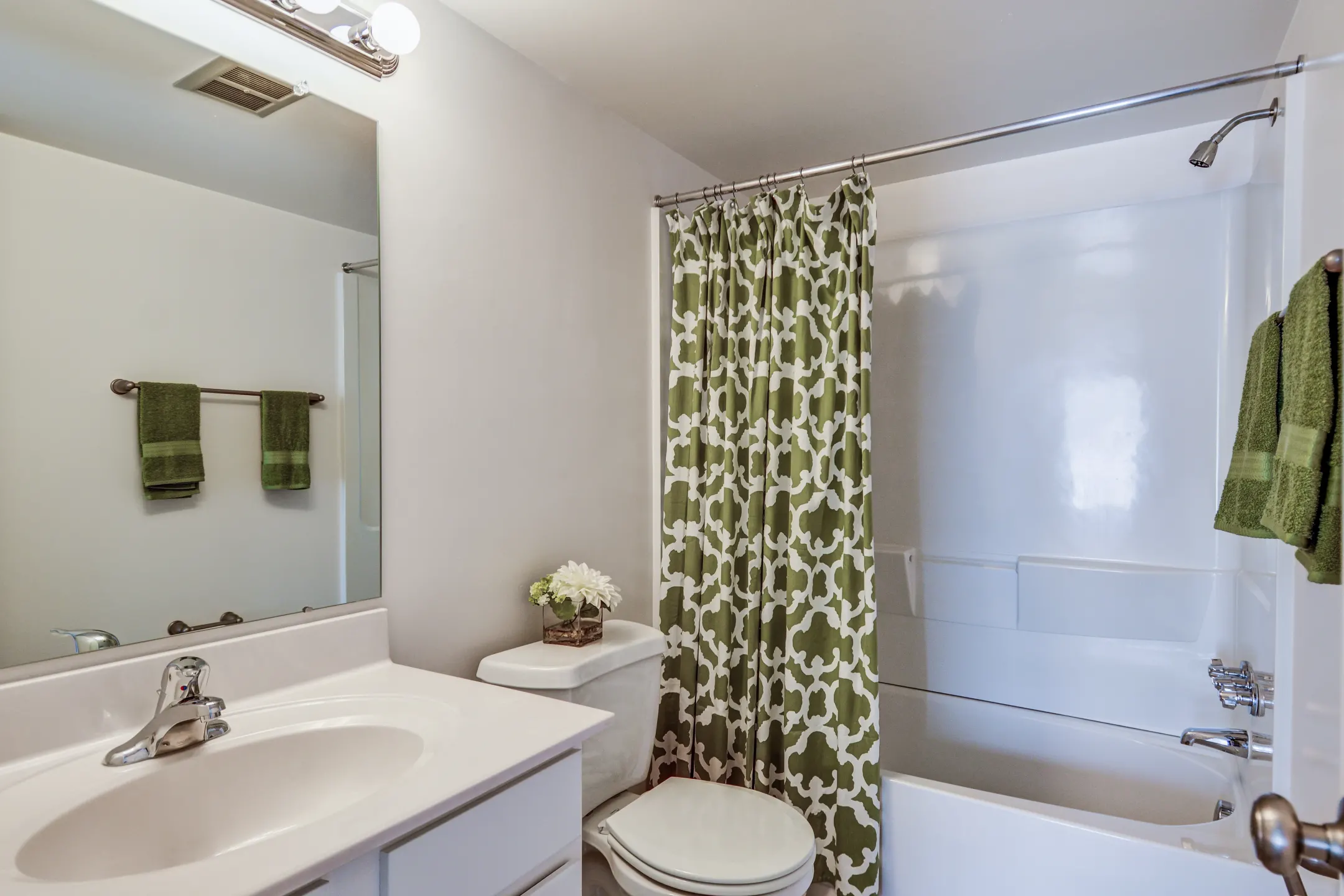 Bathroom - Cavalier Country Club Apartments - Newark, DE