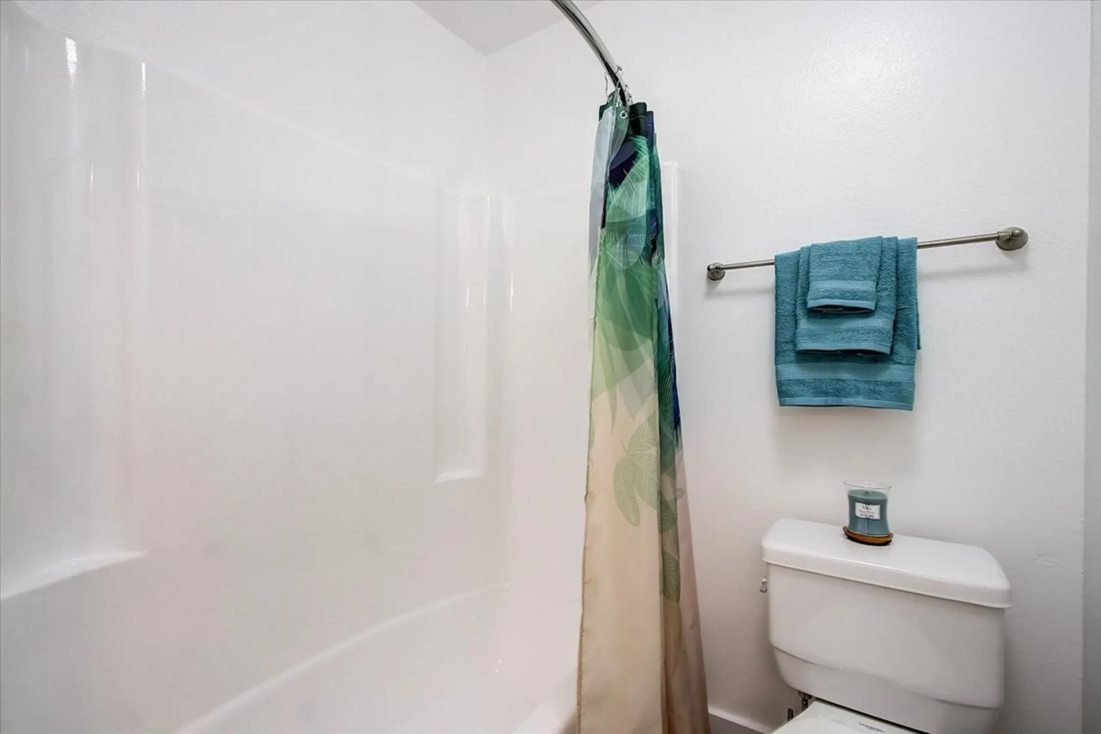 Bathroom - El Cordova Apartments - Carson, CA