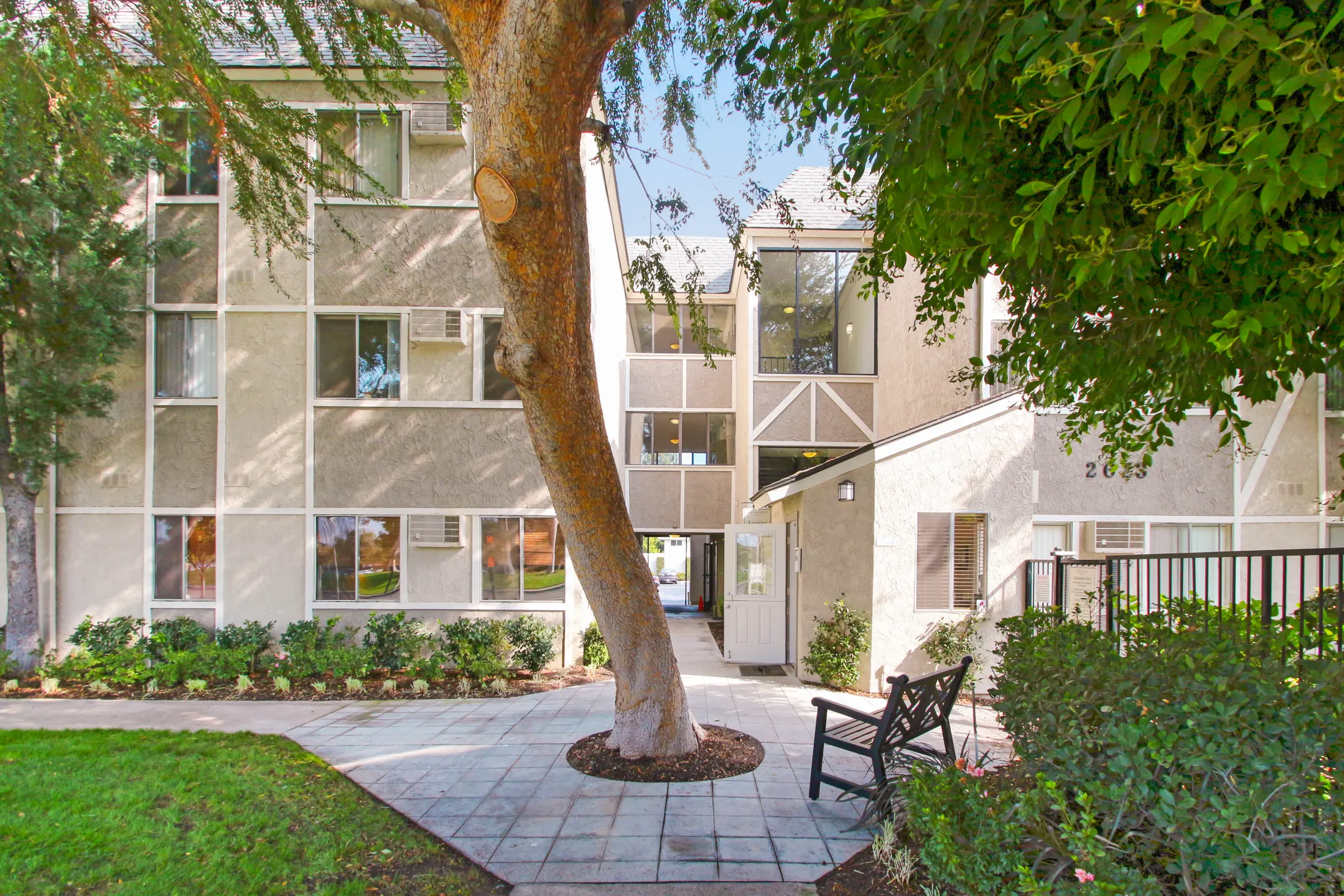 Piccadilly Square Apartments - Fullerton, CA 92831