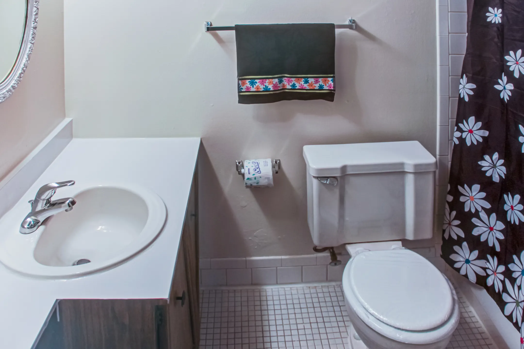 Bathroom - St. Regis Apartments - Philadelphia, PA