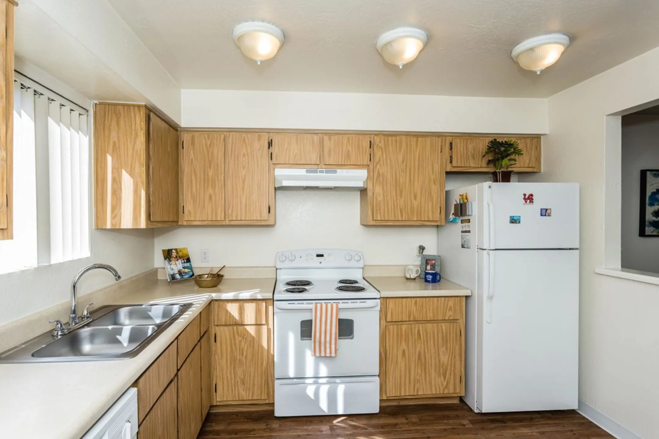 Kitchen - University Square Apartments - Flagstaff, AZ