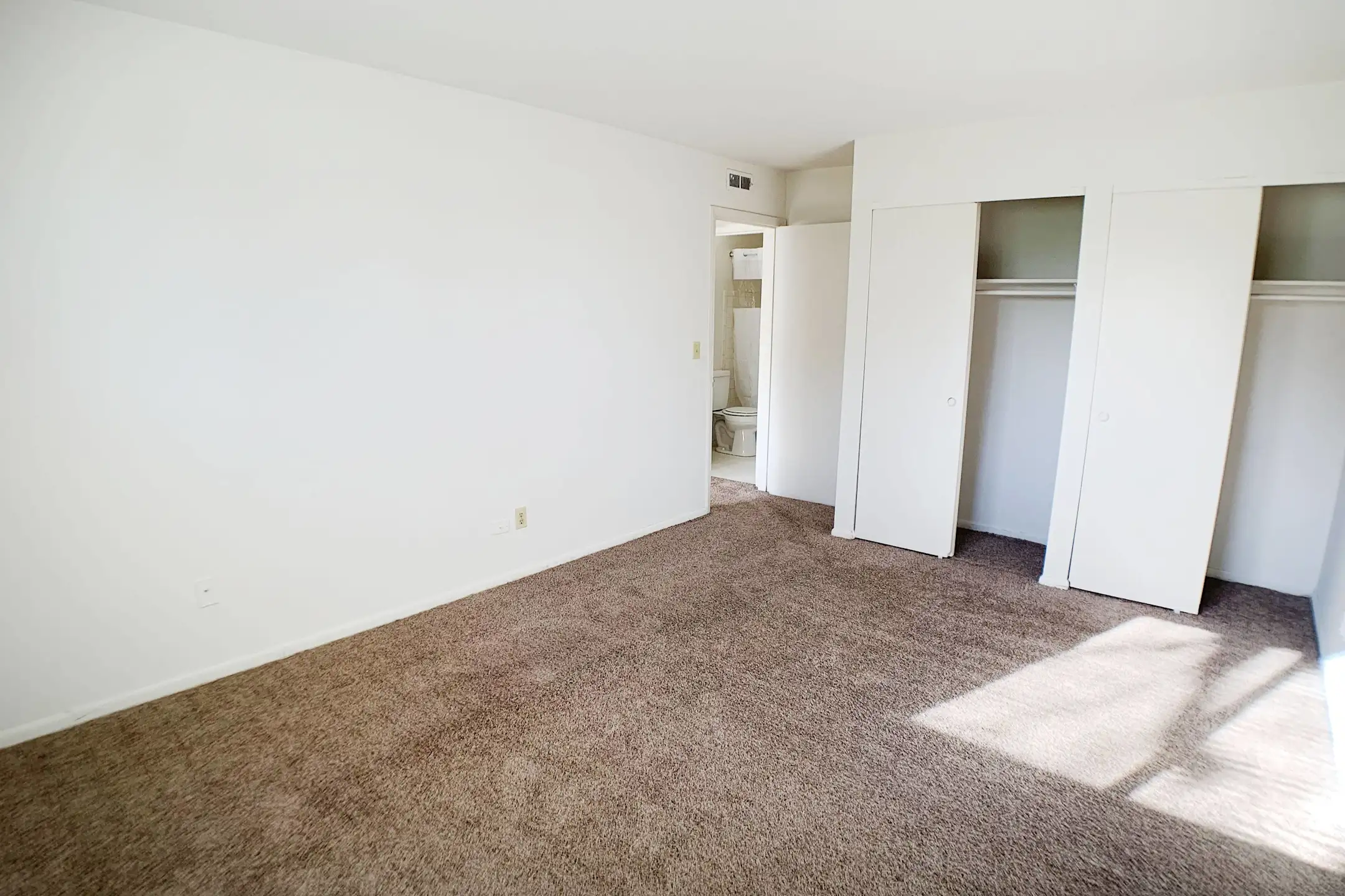 Bedroom - Forest Park Apartments - Cincinnati, OH