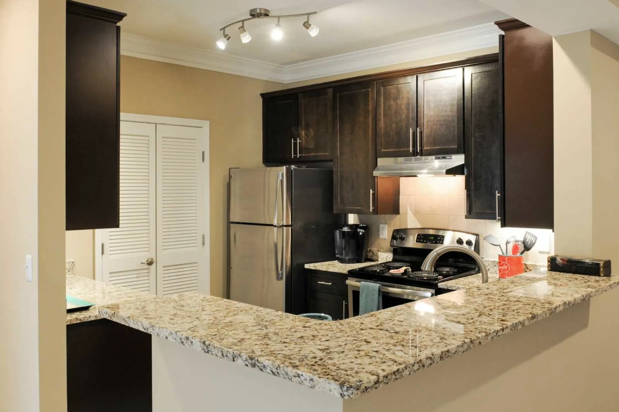 Kitchen - The Heights at Towne Lake - Woodstock, GA