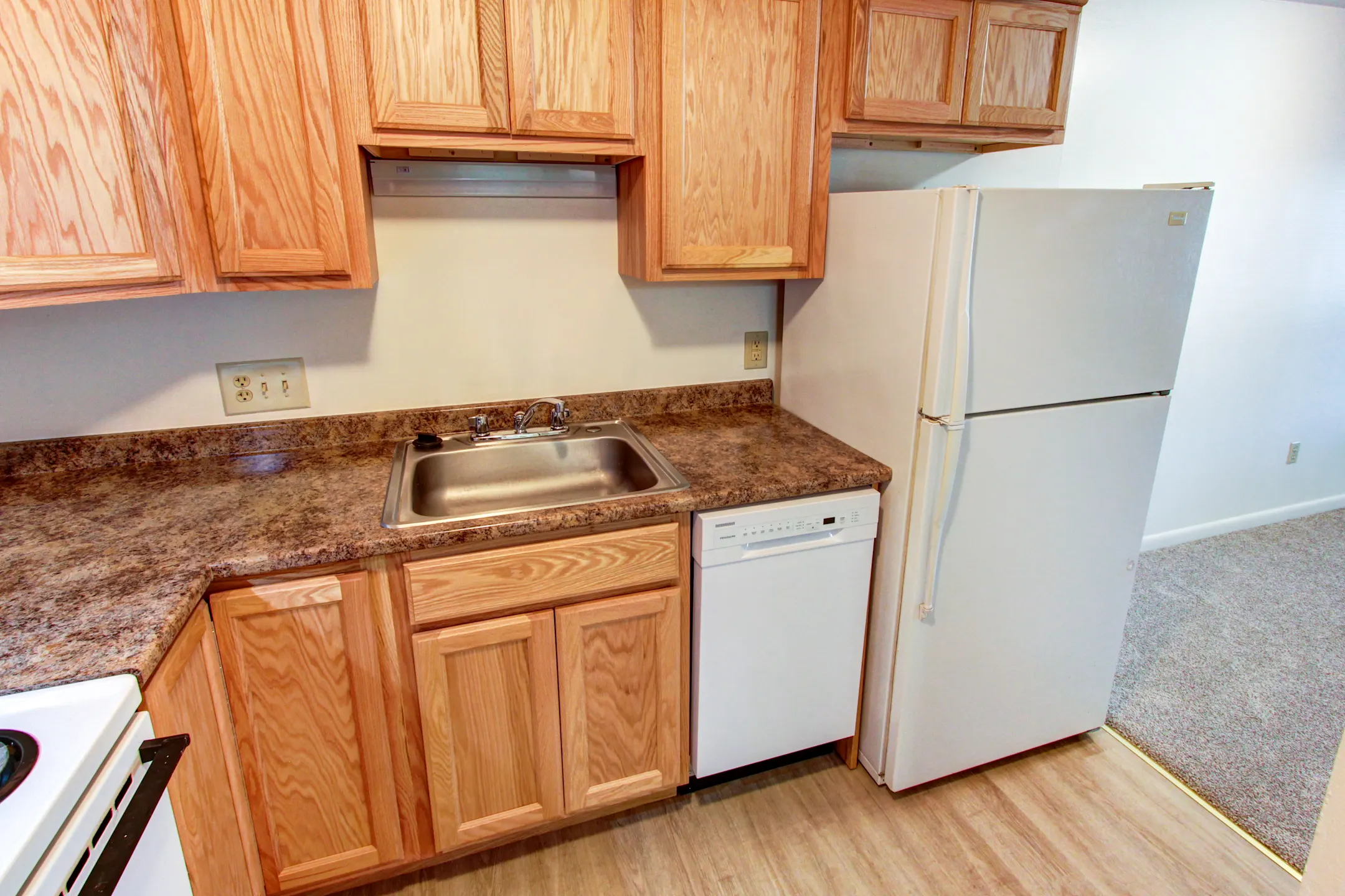 Kitchen - Sutton Place Apartments - Agawam, MA